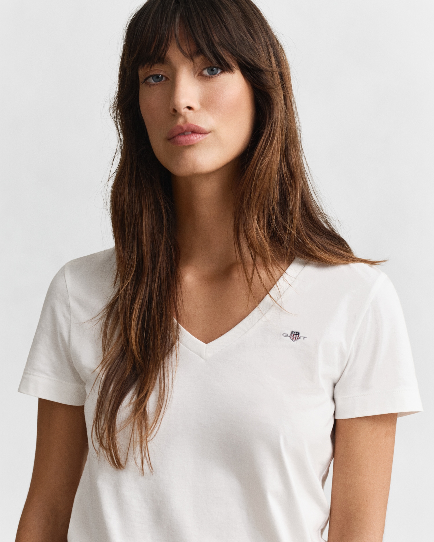 Gant T-Shirt »REG SHIELD KA V-NECK T-SHIRT« mit einer kleinen Logostickerei auf der Brust