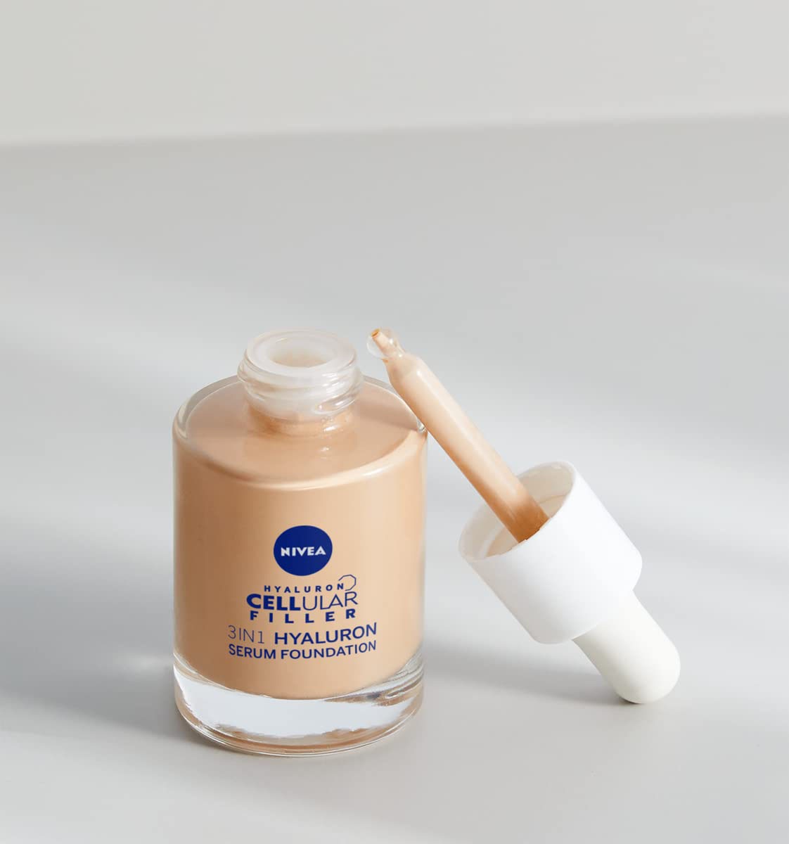 Nivea Foundation »CELLULAR 3IN1 HYALURON SERUM FOUNDATION« mit natürlicher Deckkraft, für kleine Unebenheiten und Rötungen