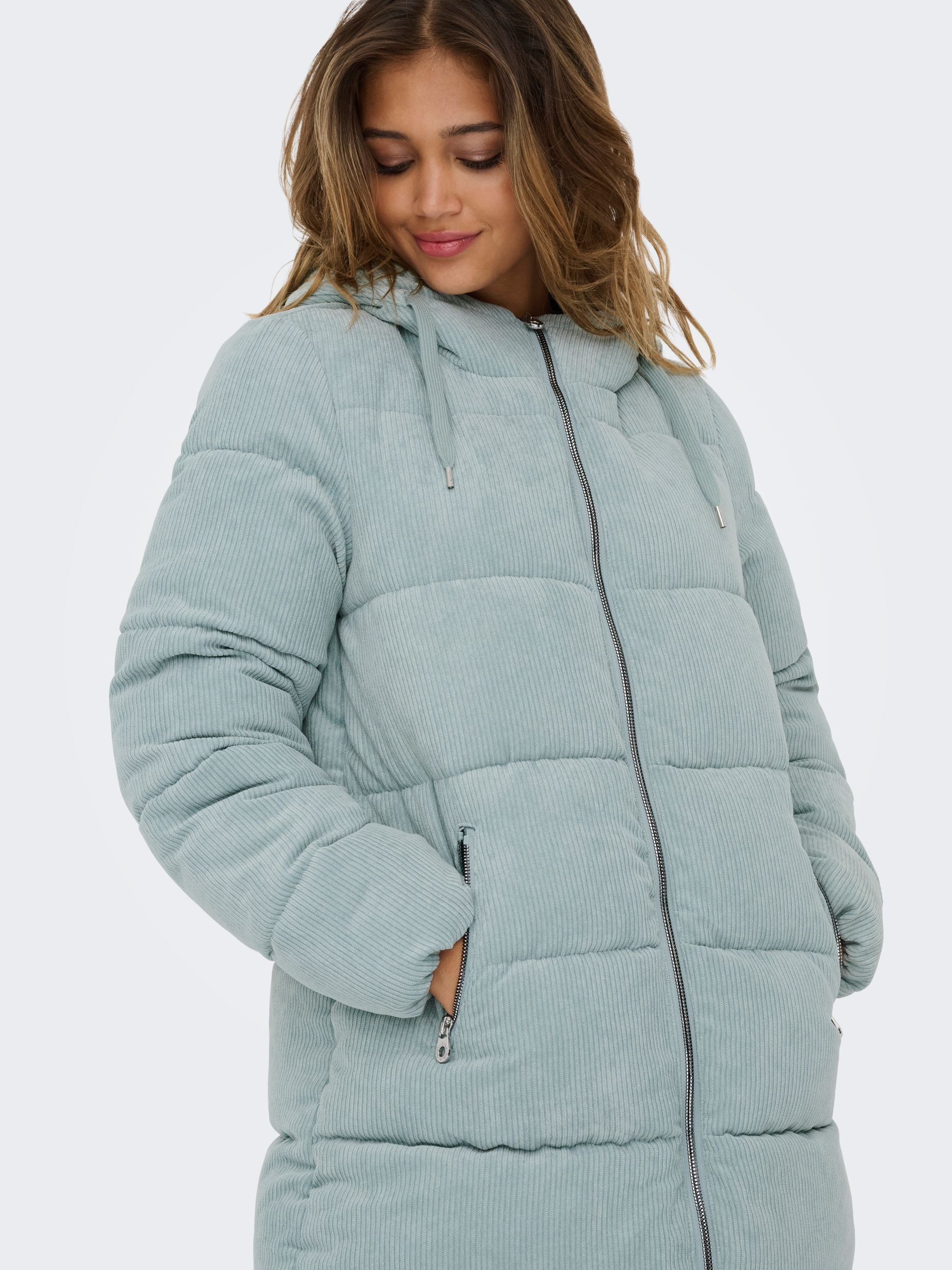 ONLY Steppjacke »ONLDOLLY LONG CORDUROY PUFFER OTW« mit Kapuze aus feinem Cordmaterial