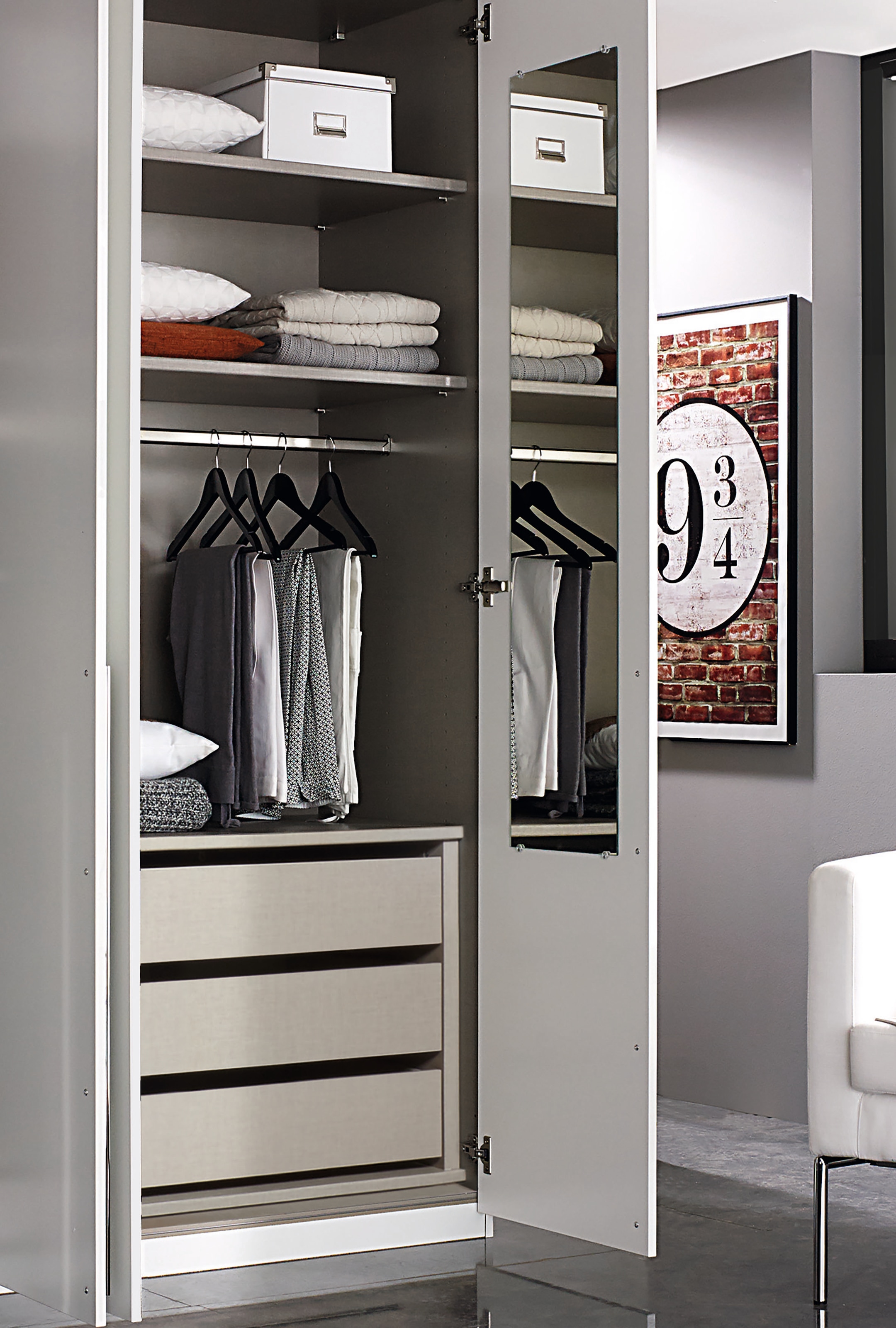 rauch Drehtürenschrank »Kleiderschrank Schrank Garderobe Wäscheschrank BESTSELLER MONTCLAR« 3 Ausstattungen BASIC/CLASSIC/PREMIUM (SOFT-CLOSE), Breiten 201-400 cm,  Front in Glas/Hochglanz/Dekor/Grauspiegel in 5 Breiten MADE IN GERMANY