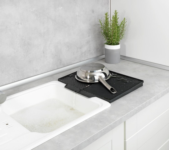 WENKO Abtropfmatte »Modell Nelia«, mit Abtropfgestell, geneigte Fläche für optimalen Wasserablauf