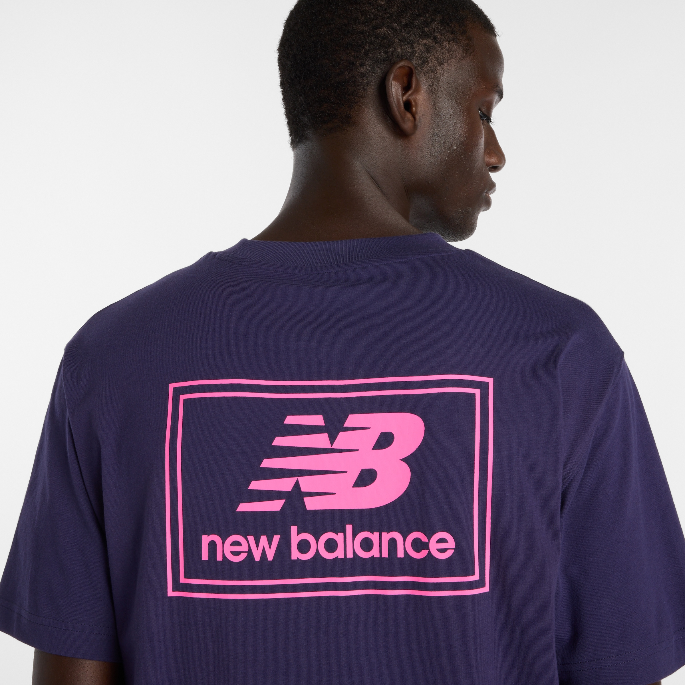 New Balance T-Shirt »WOVEN LABEL T-SHIRT« aus Baumwolle, auch in großen Größen