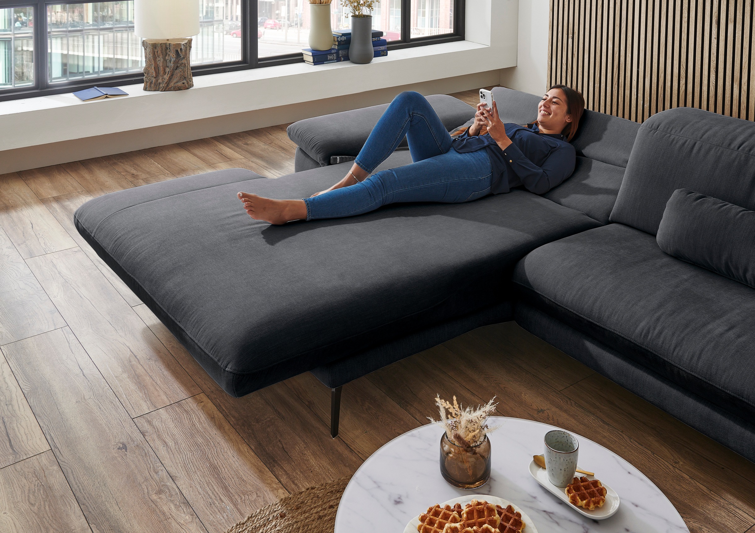 Die PlanBar Ecksofa »MP-IN22025 L-Form«, mit Kopfteilverstellung, wahlweise mit motorischem Canape
