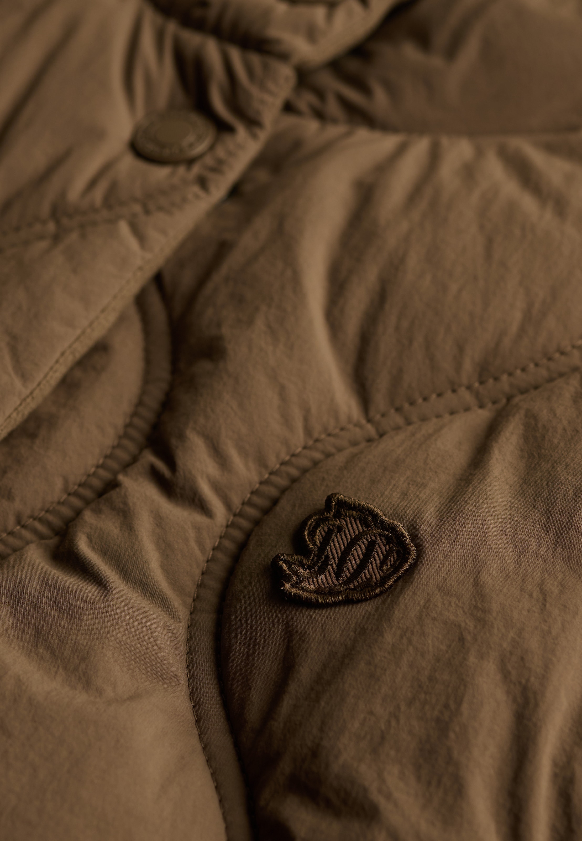 Superdry Steppweste »ONION QUILT CRINKLE SNAP GILET« aus Nylon, Slim Fit, mit Reißverschluss, in normaler Länge