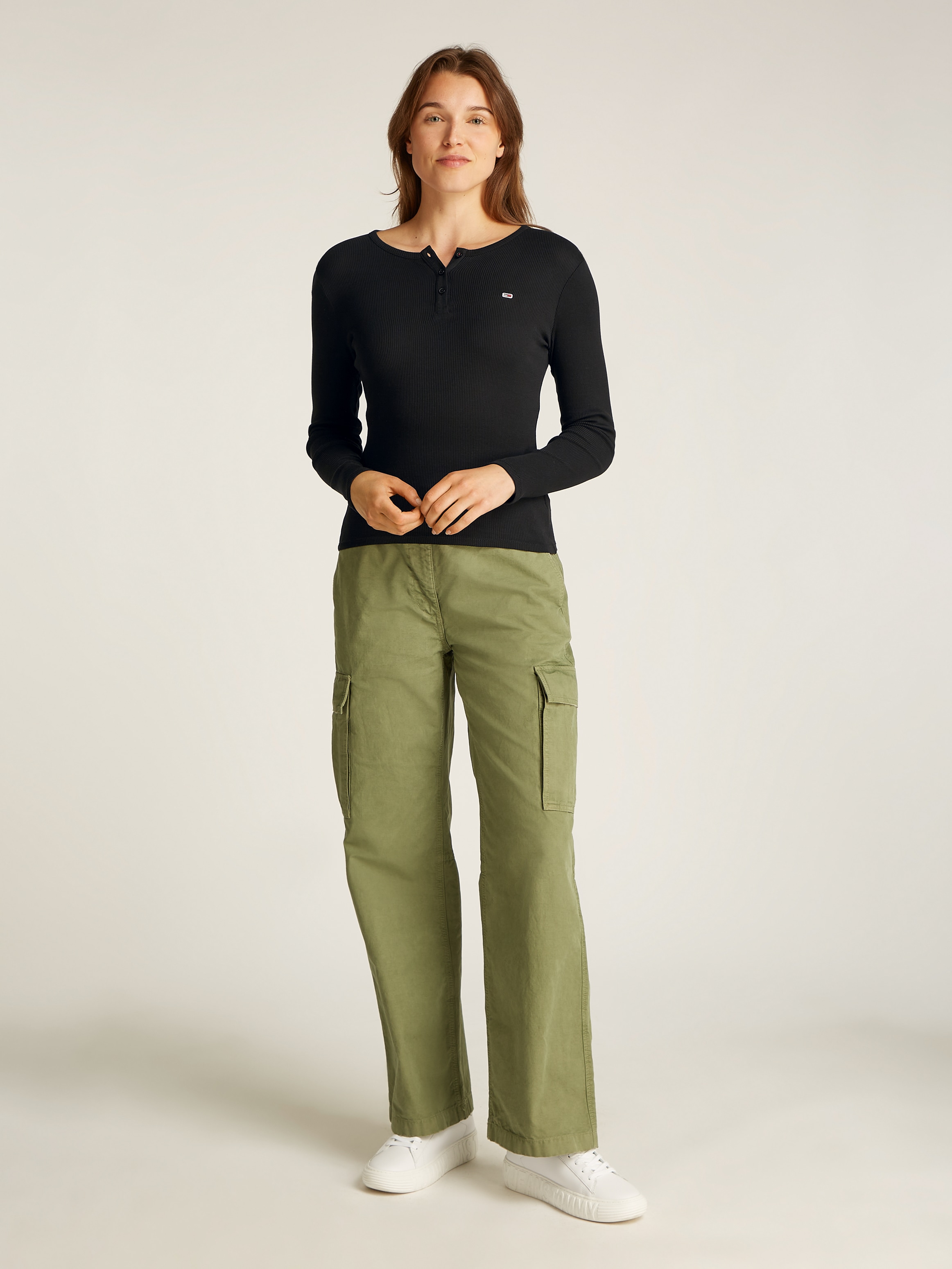 Tommy Jeans Langarmshirt »TJW SLM BUTTON RIB C-NECK LS EXT«, mit Logostickerei