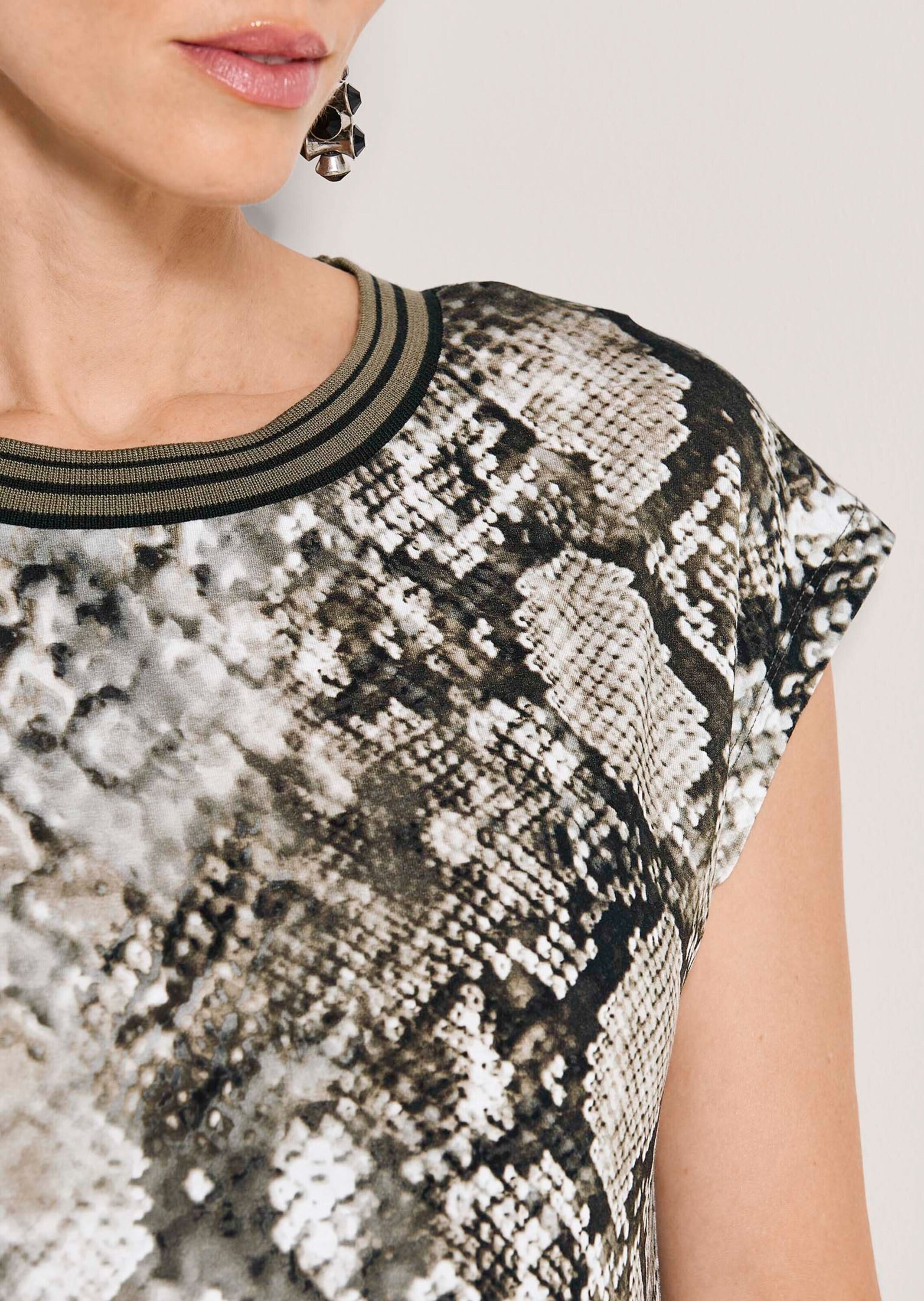 MADELEINE Kurzarmshirt »Shirt Print-Shirt mit kurzem Arm, Schlangen-Muster« Geringelter Ausschnitt