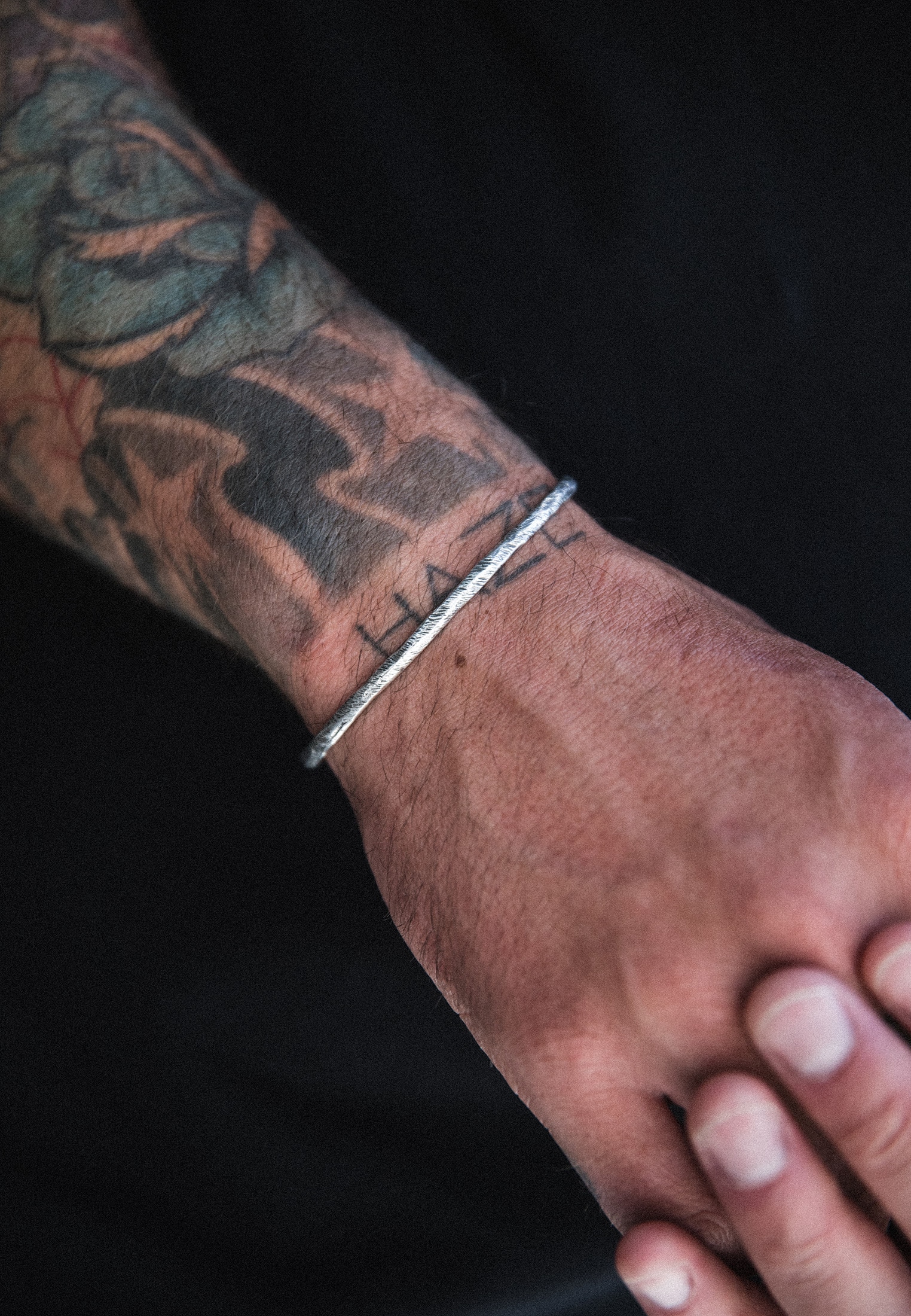 HAZE & GLORY Armreif »Armband Armreif - Hook Small gehämmert 925 Silber«