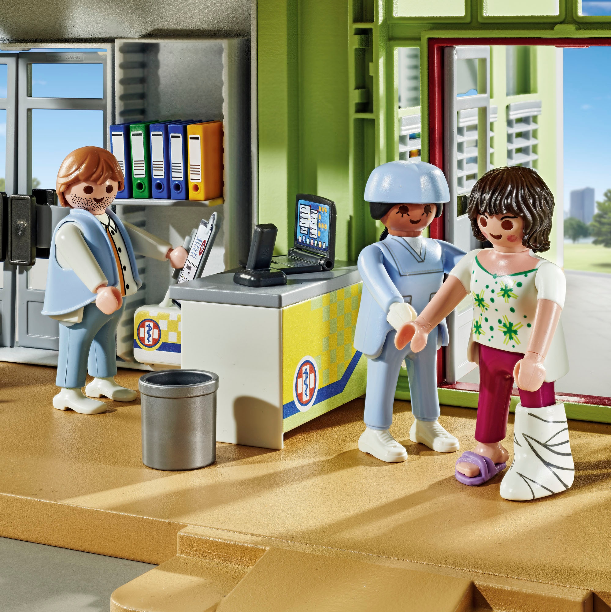 Playmobil® Konstruktions-Spielset »Modernes Krankenhaus (71615), Action Heroes«, (165 St.), Made in Europe