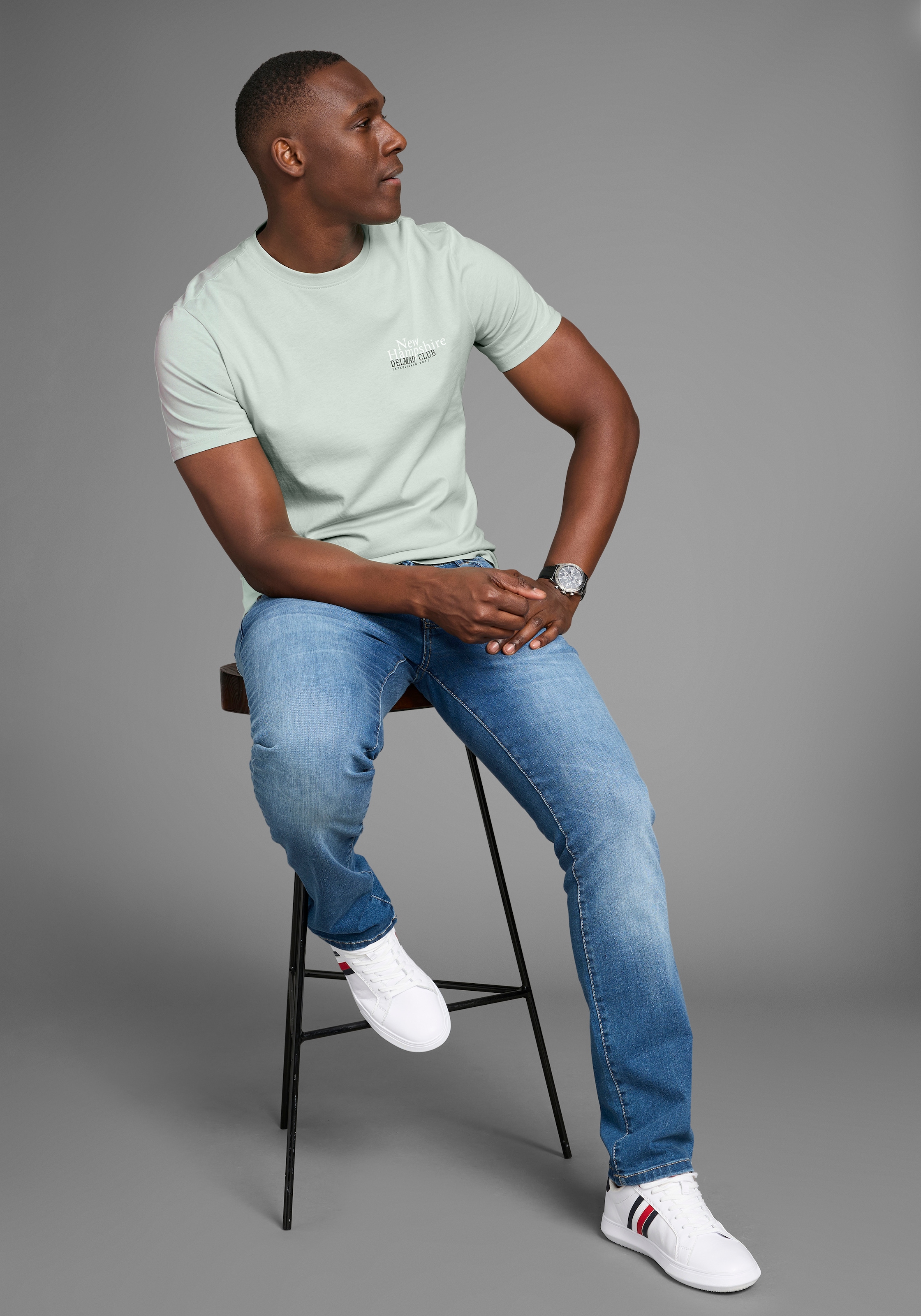 DELMAO T-Shirt mit dezentem Logo-Schriftzug im Club-Design