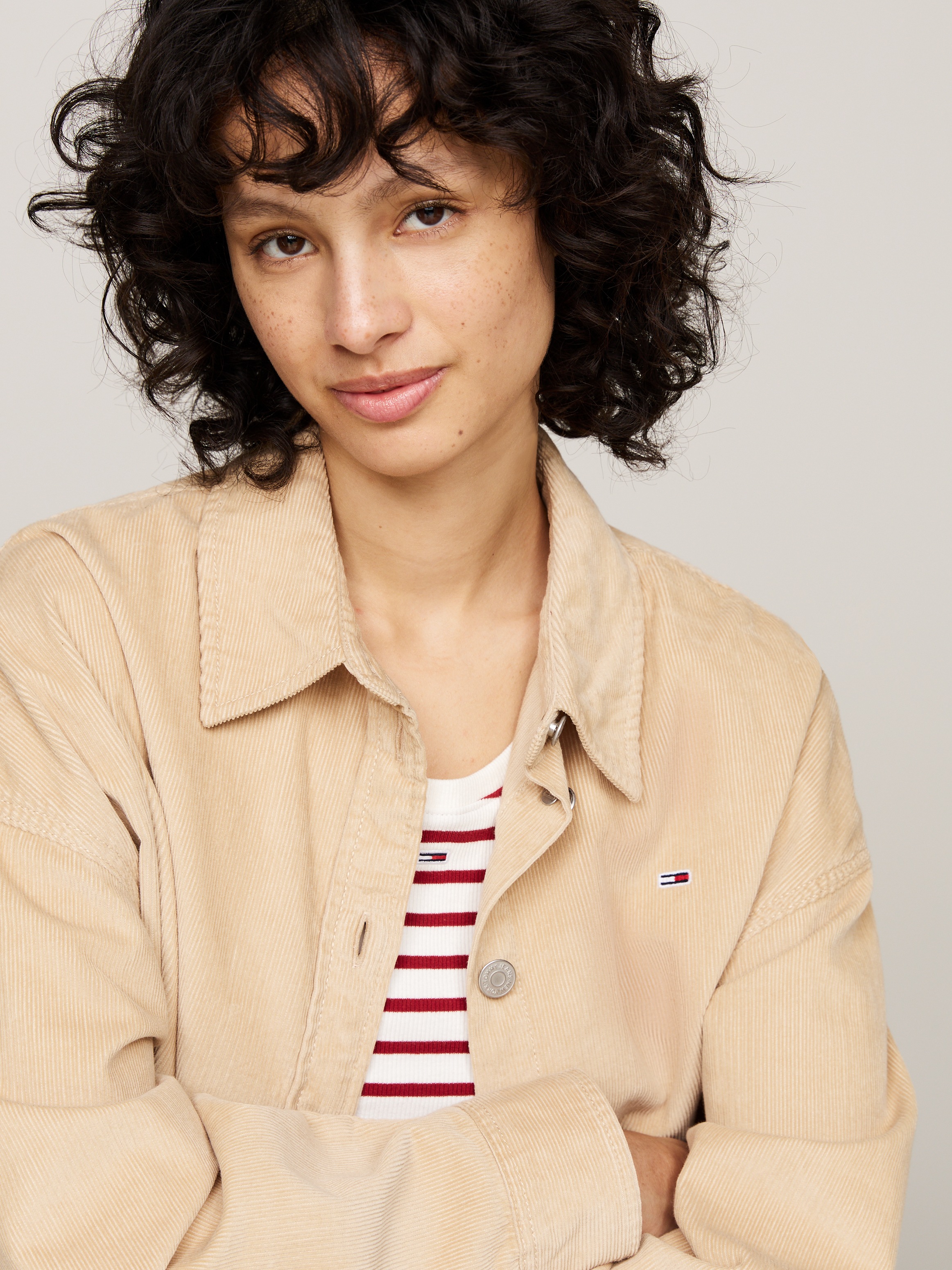 Tommy Jeans Outdoorbluse »TJW FINE CORD OVERSHIRT«, aus Feincord, Logo-Flag