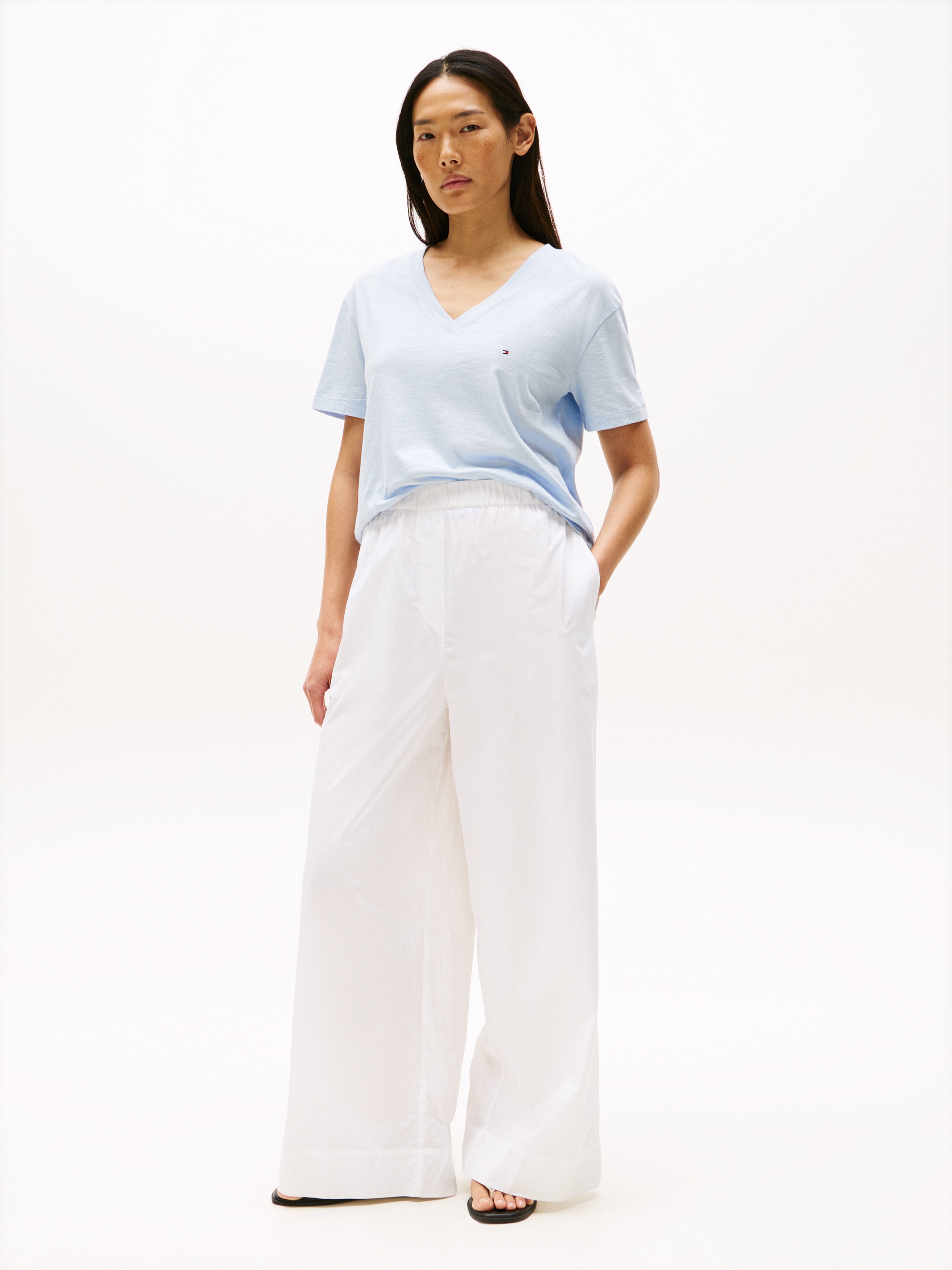 Tommy Hilfiger T-Shirt »SLUB CROP V-NK SS«, mit offener Kante, mit Logostickerei