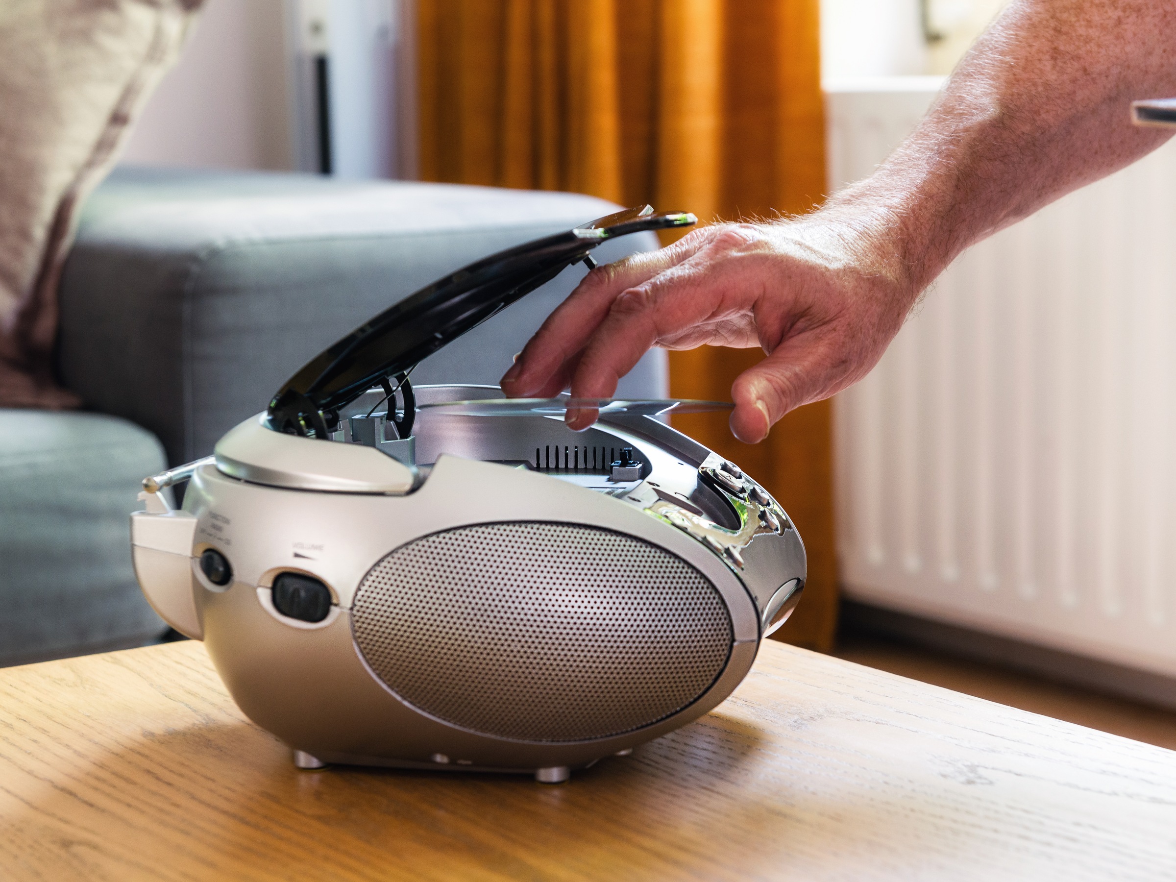 Lenco Boombox »SCD-24« ( FM-Tuner ) tragbar, CD‑Player, Teleskopantenne, programmierbarer Speicher