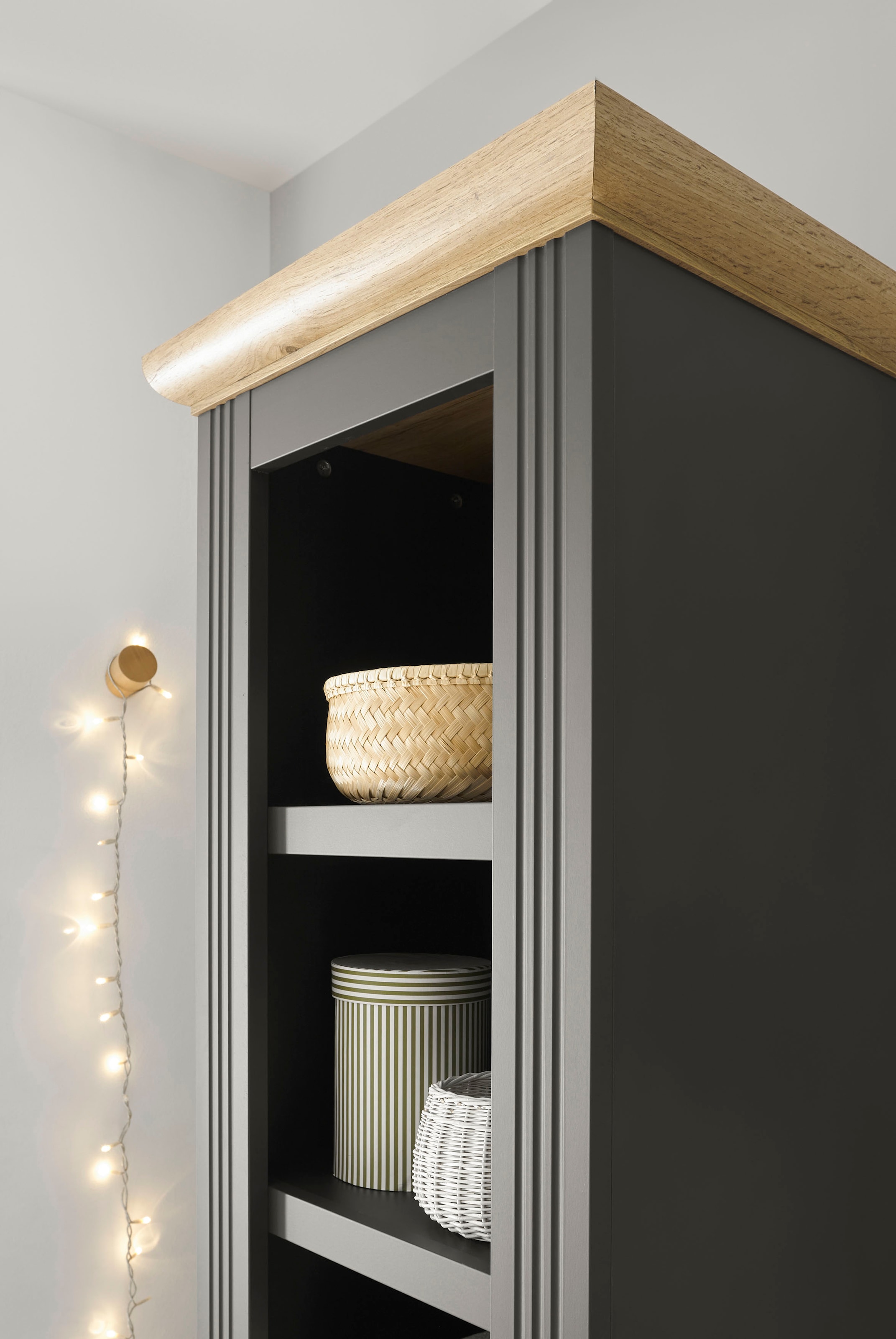OTTO home Stauraumschrank »WESTMINSTER, Badschrank im Landhausstil, Schrank mit Metallgriffen« in 2 Farben verfügbar, mit offenen Fächern und Stauraum
