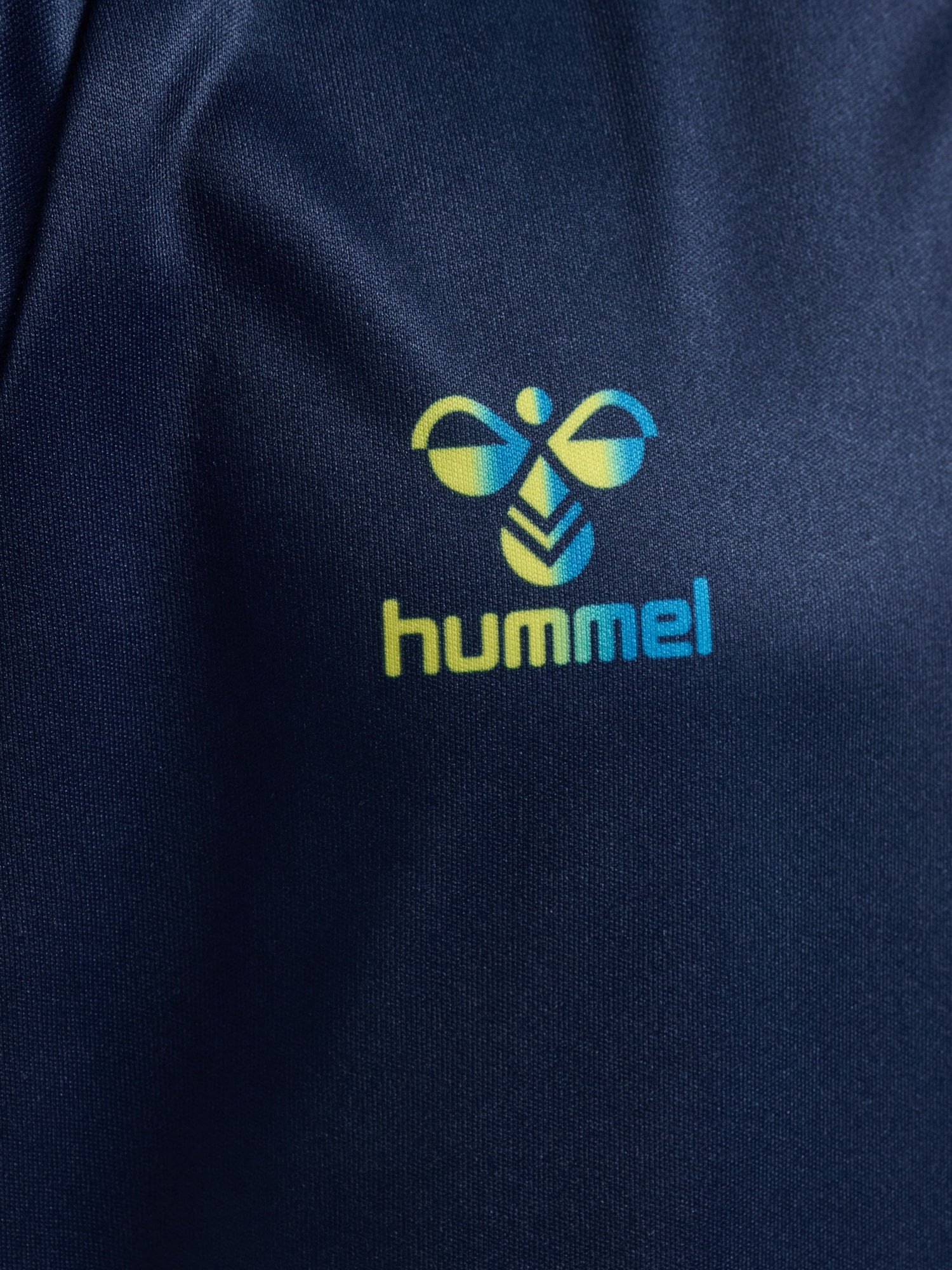 hummel Sportanzug »SHIMMER SET« 0 tlg. Set aus Shorts und T-Shirt, sportlicher Stil, bequeme Passform