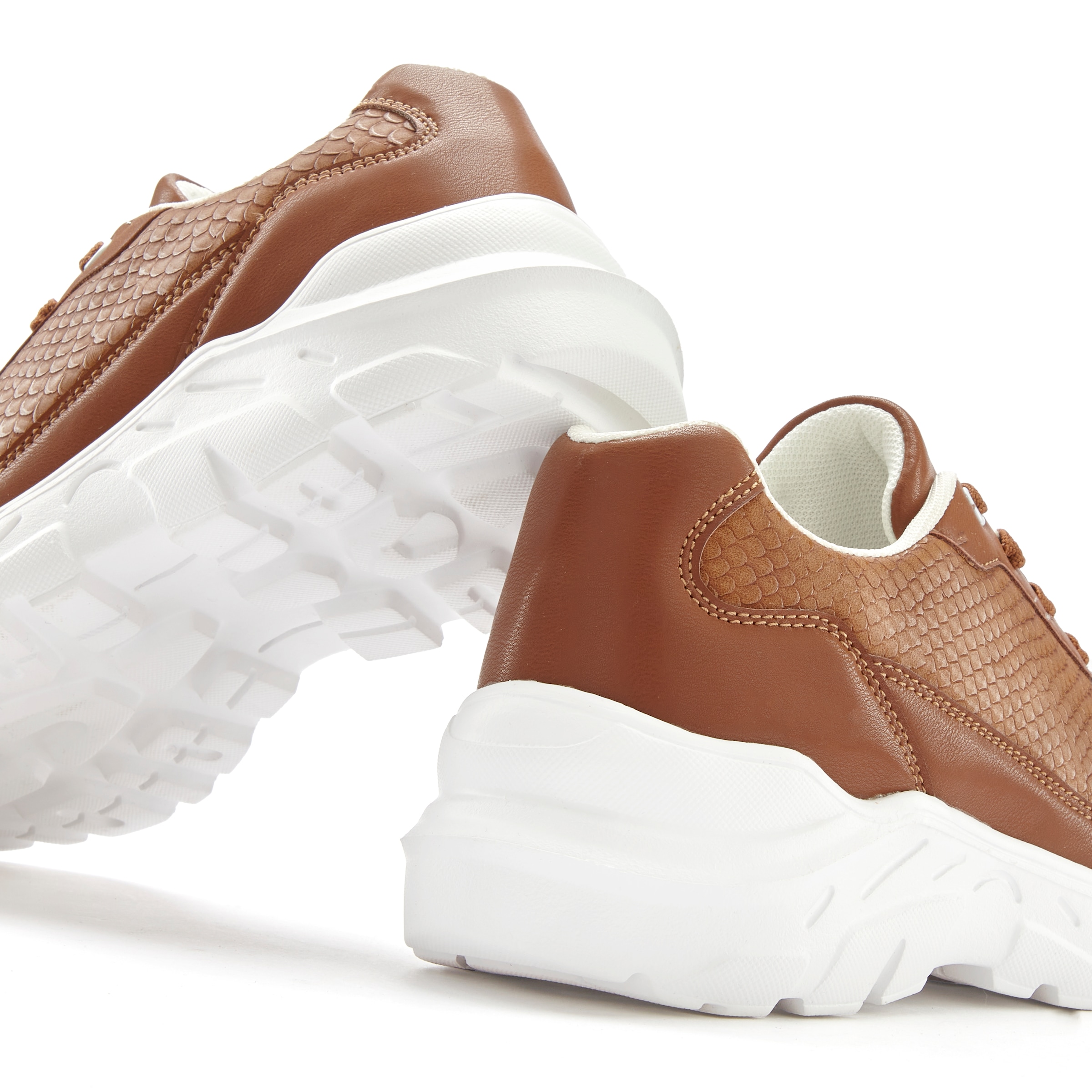 LASCANA Sneaker, Halbschuh, Sportschuh, leichte Chunky Sohle VEGAN