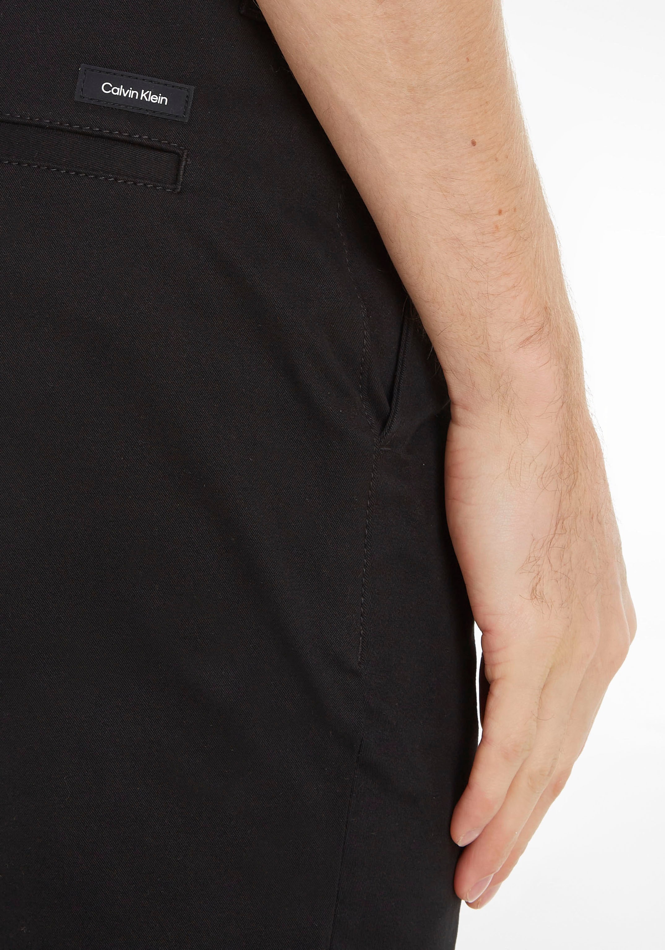 Calvin Klein Stoffhose, mit praktischem Gürtel