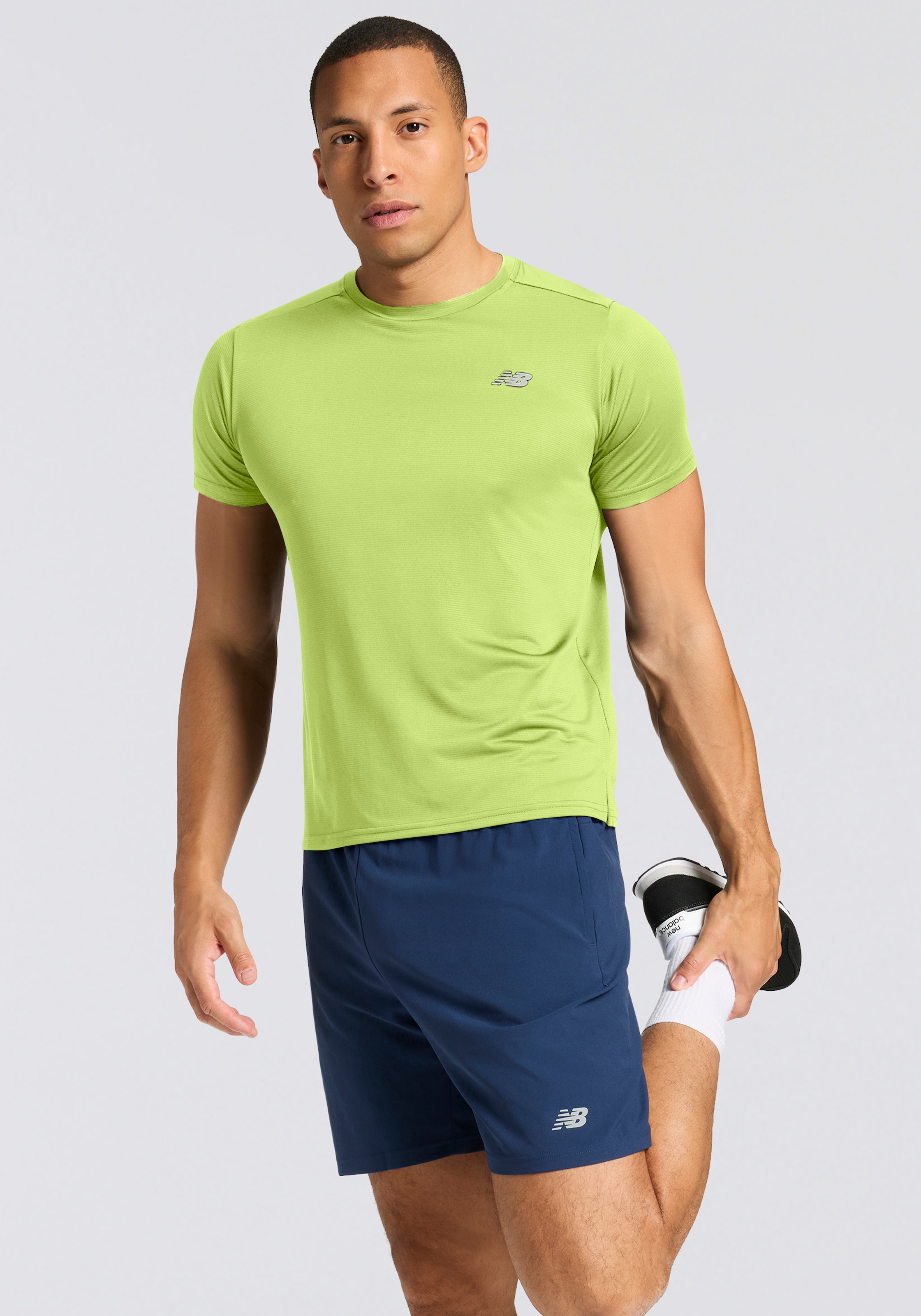 New Balance Laufshirt »SPORT ESSENTIAL T-SHIRT« Regular Fit, kurze Ärmel, mit Rundhalsausschnitt