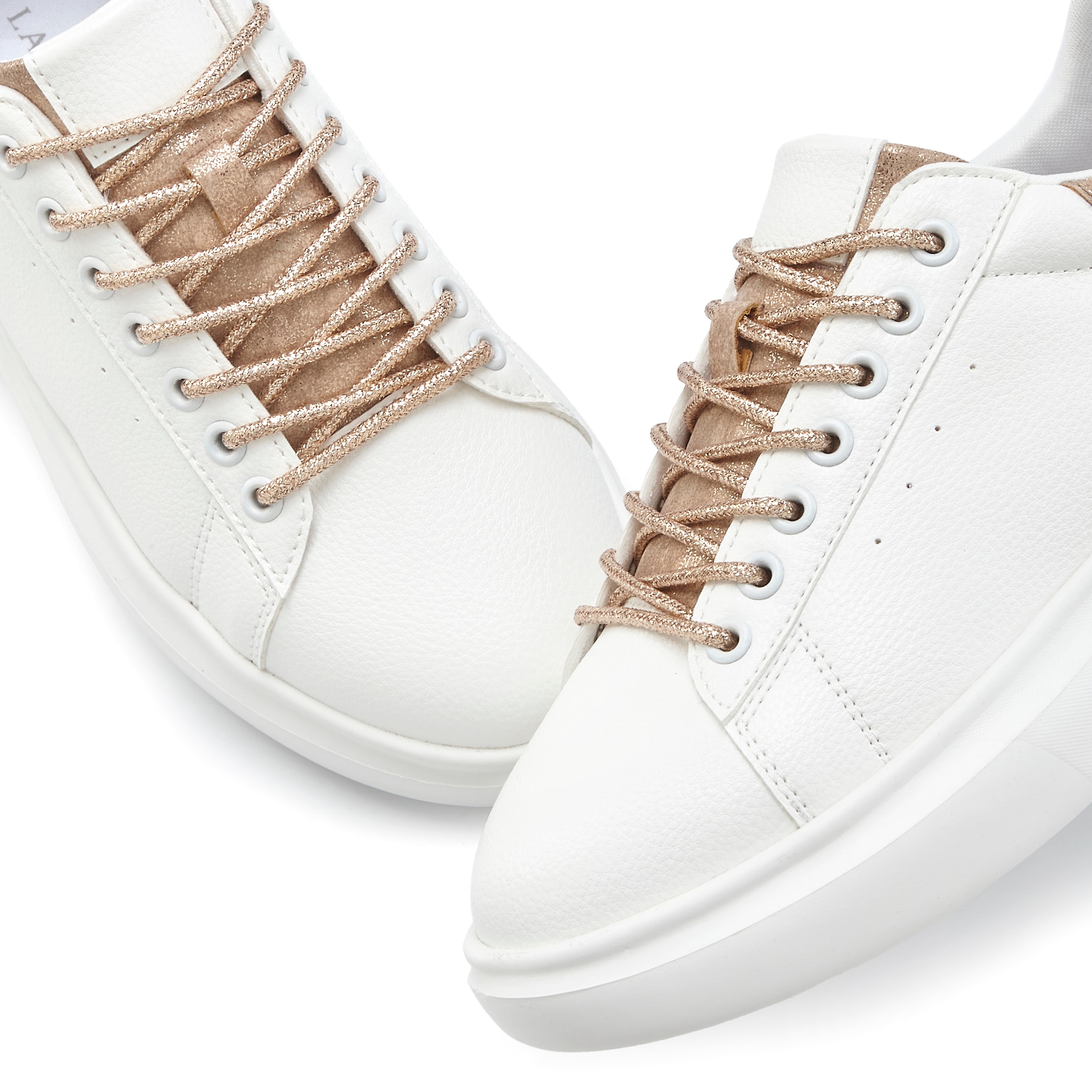 LASCANA Sneaker »Freizeitschuhe, Halbschuhe, Slip-On-Sneaker,«  mit Metallicdetails und elastischen Schnürbändern VEGAN