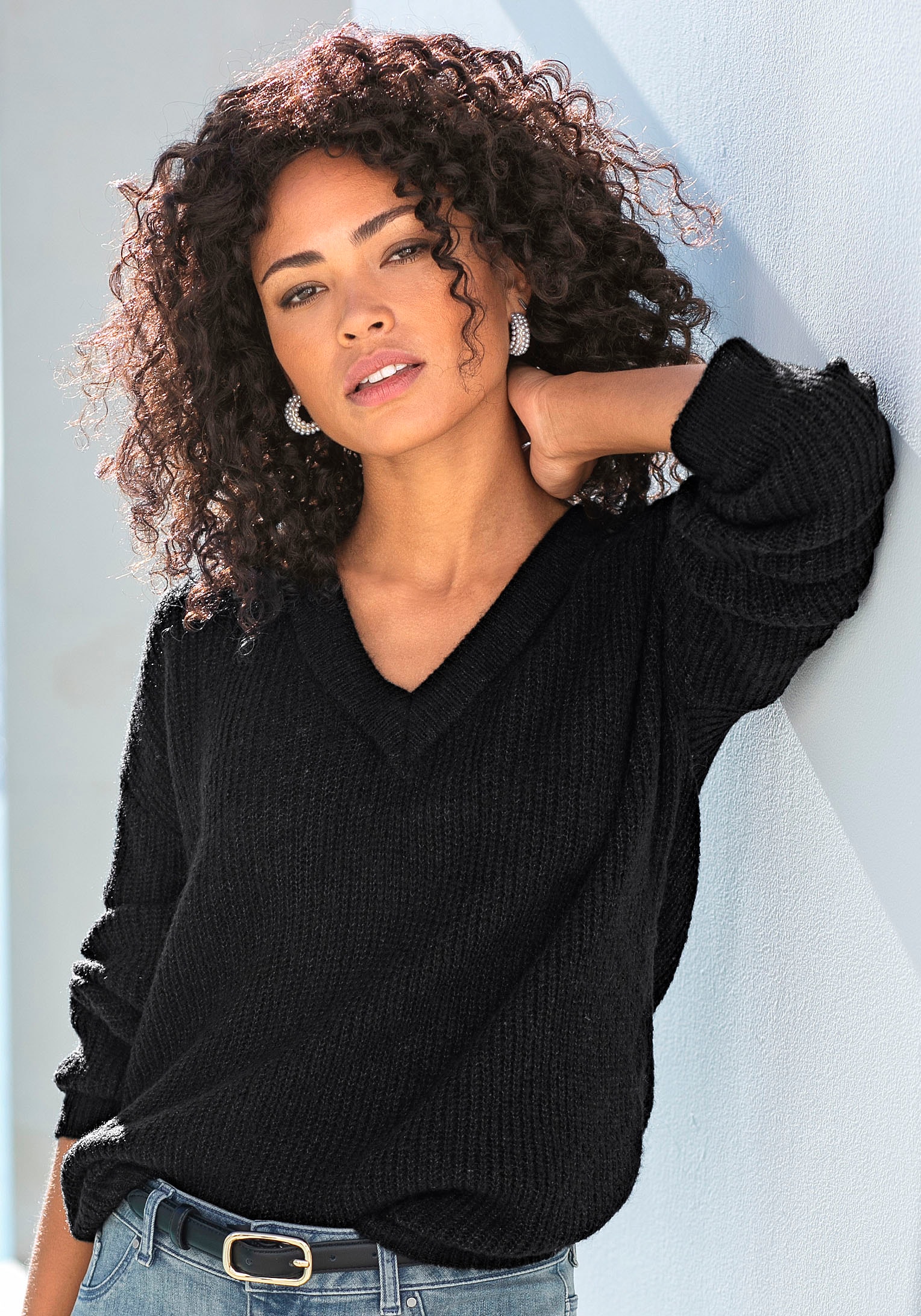 LASCANA V-Ausschnitt-Pullover, mit Zierperlen im Rücken, eleganter Strickpullover