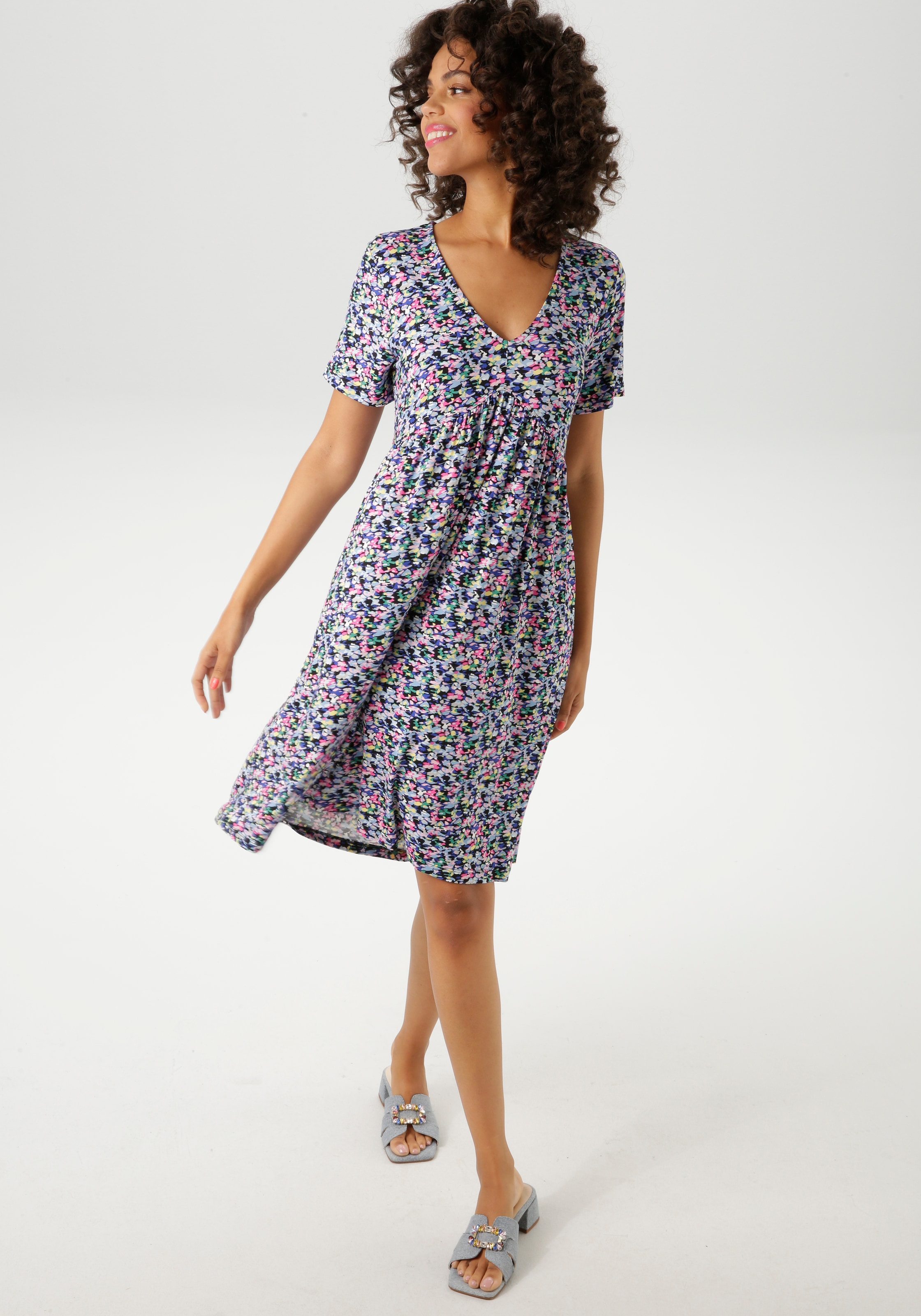 Aniston CASUAL Sommerkleid, mit farbenfrohen, grafischen Blümchen bedruckt - NEUE KOLLEKTION