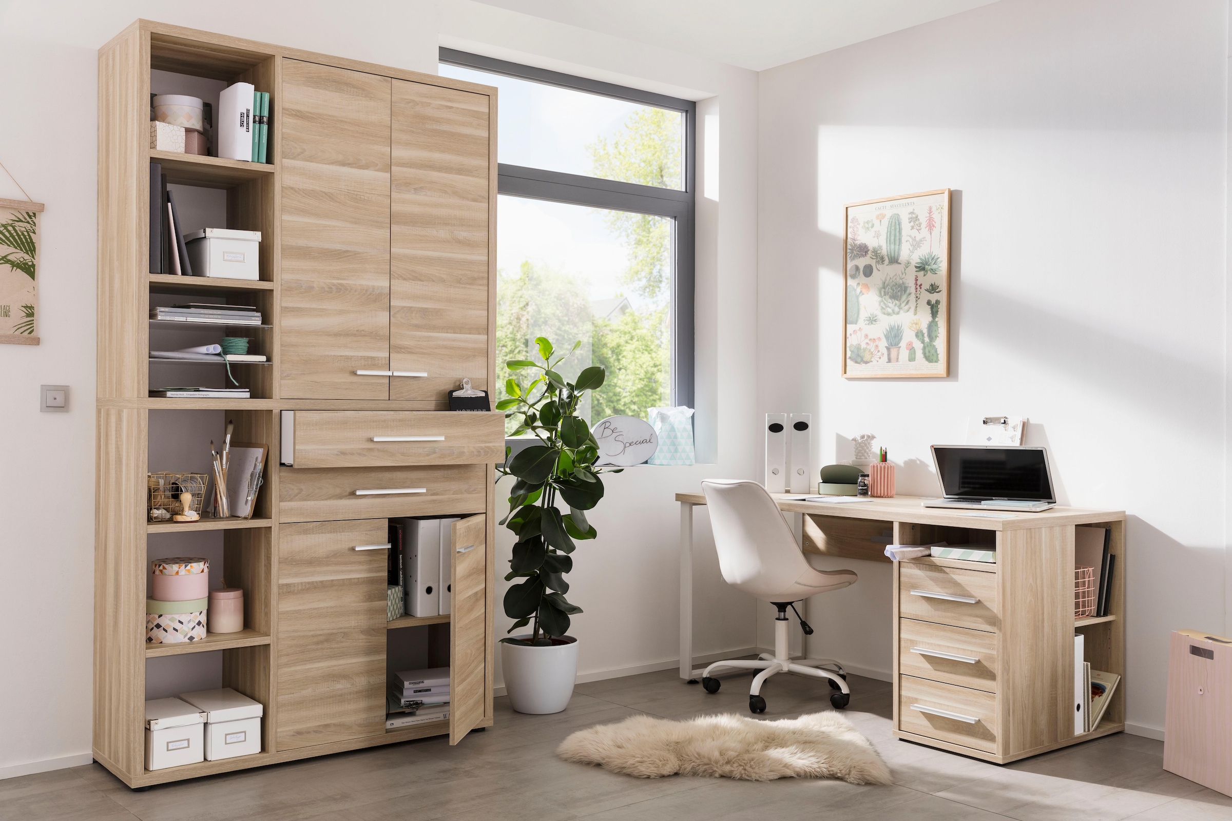 Büromöbel-Set aus hellem Holz 