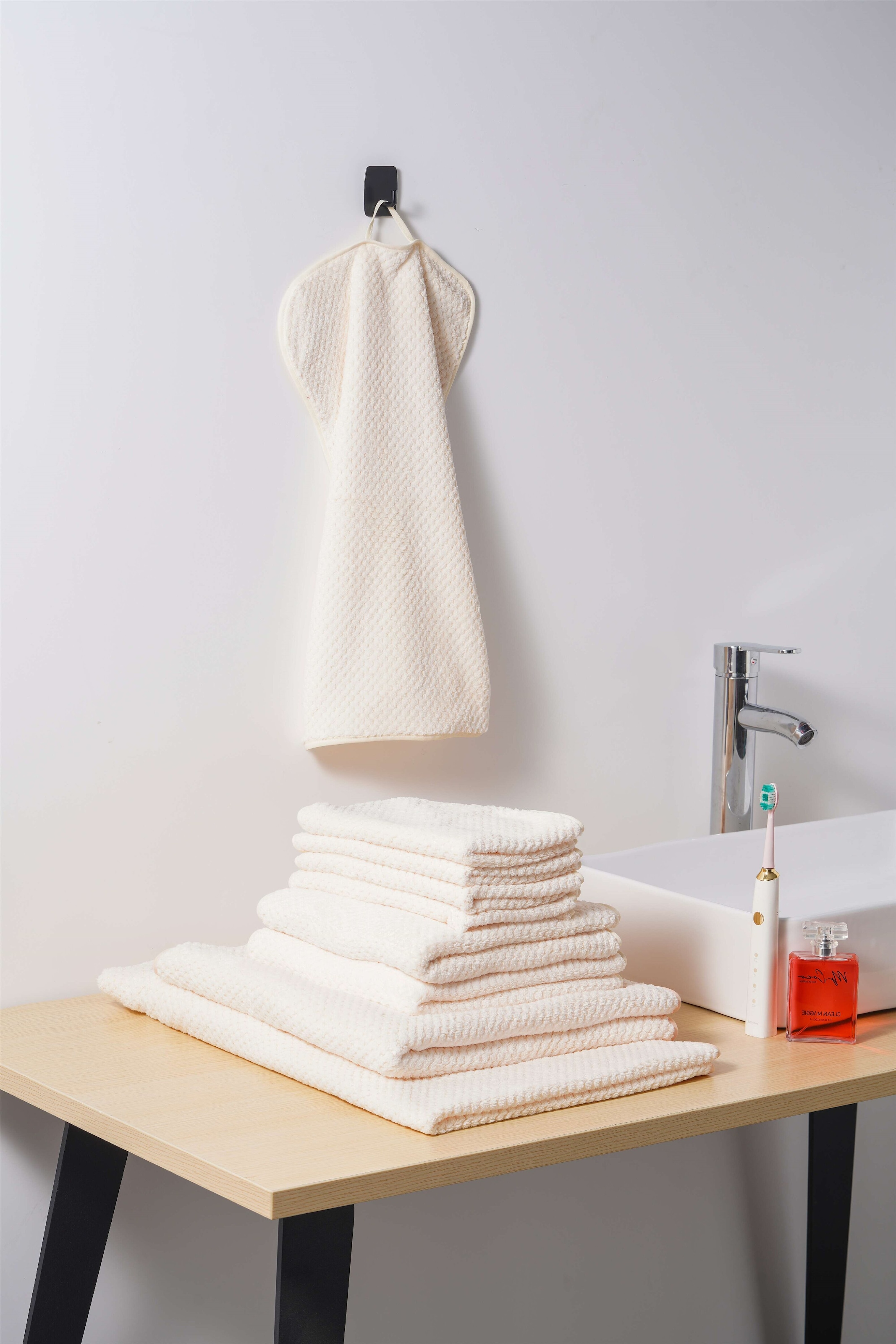 OTTO home Handtücher »Parris, diverse Größen, ideal als Sporthandtuch, Reisehandtuch« sehr leicht, kompakt, schnelltrocknend, Mikrofaser, mit Waffelmuster