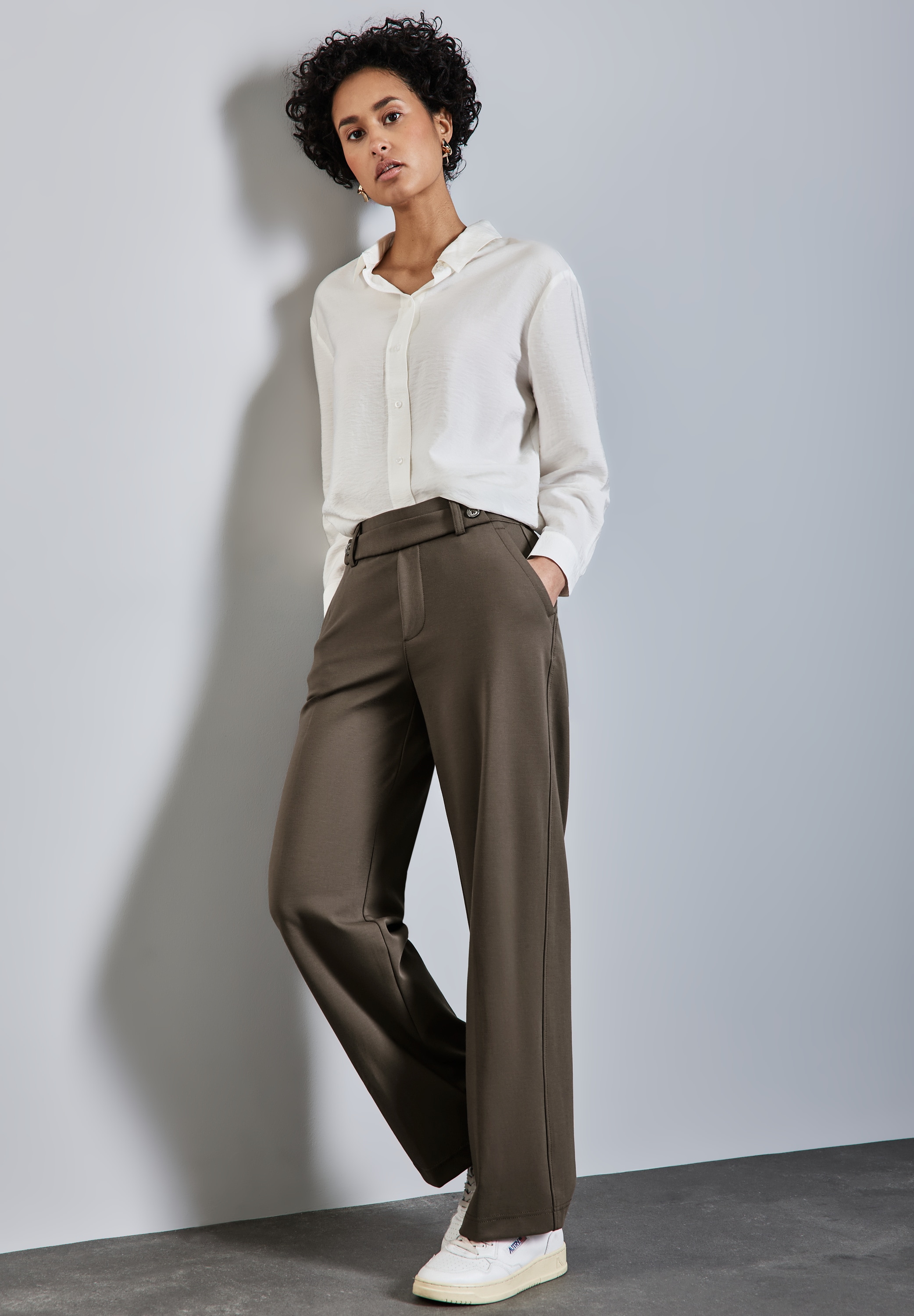 STREET ONE Stoffhose, mit Knopfdetail am Bund