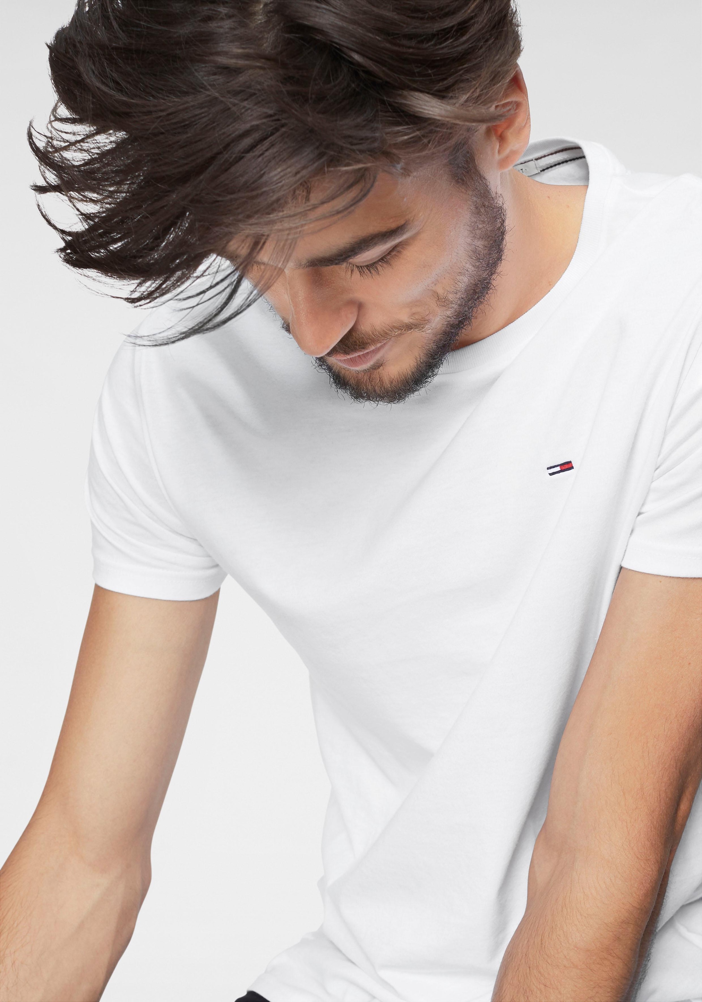 Tommy Jeans T-Shirt »TJM ESSENTIAL SOLID TEE«, mit Rundhalsausschnitt und dezenter Logo-Flag