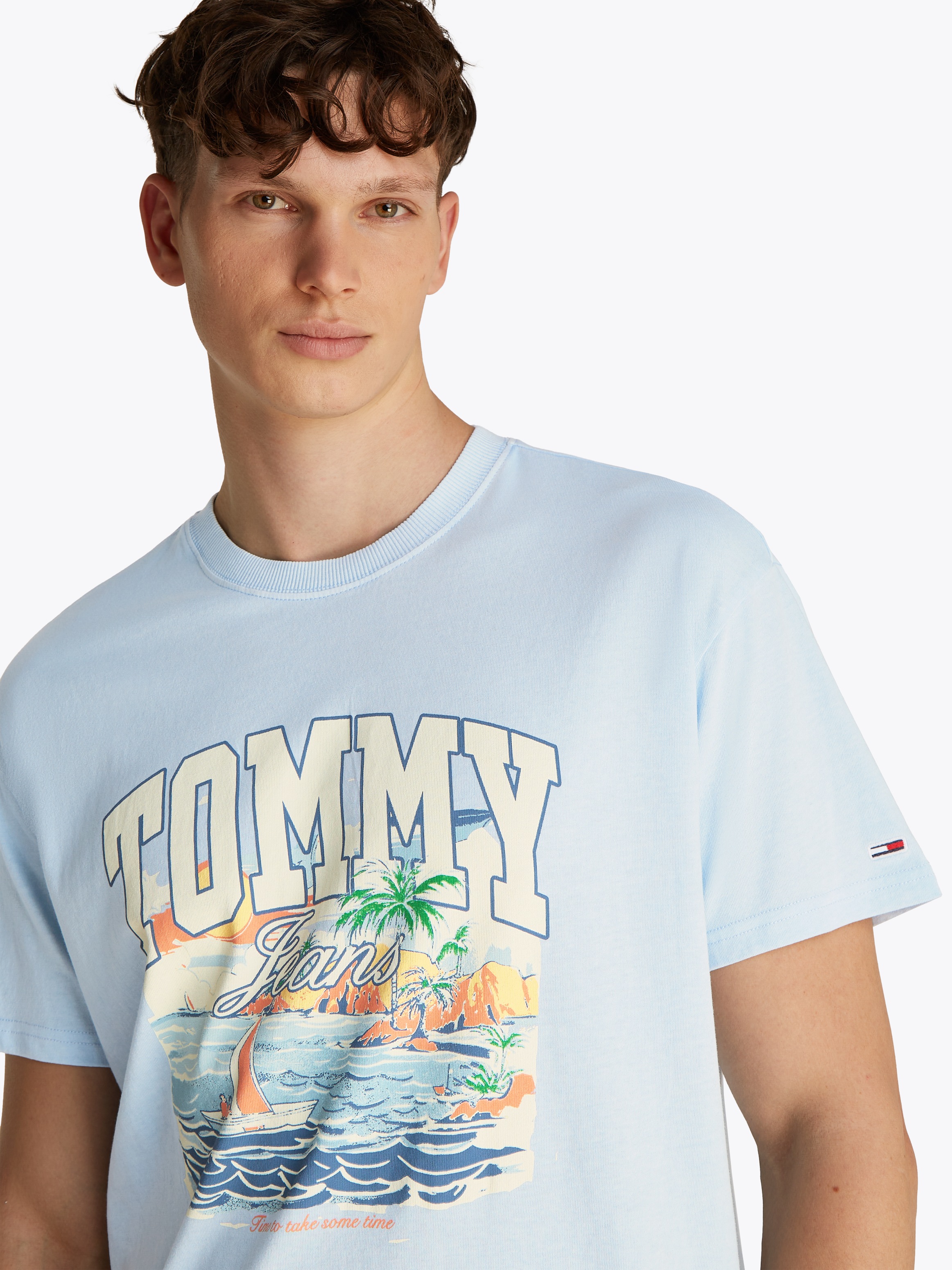 Tommy Jeans T-Shirt »TJM RLX ARCH SAILING SS TEE EXT«, mit großem, mehrfarbigen Print auf der Brust