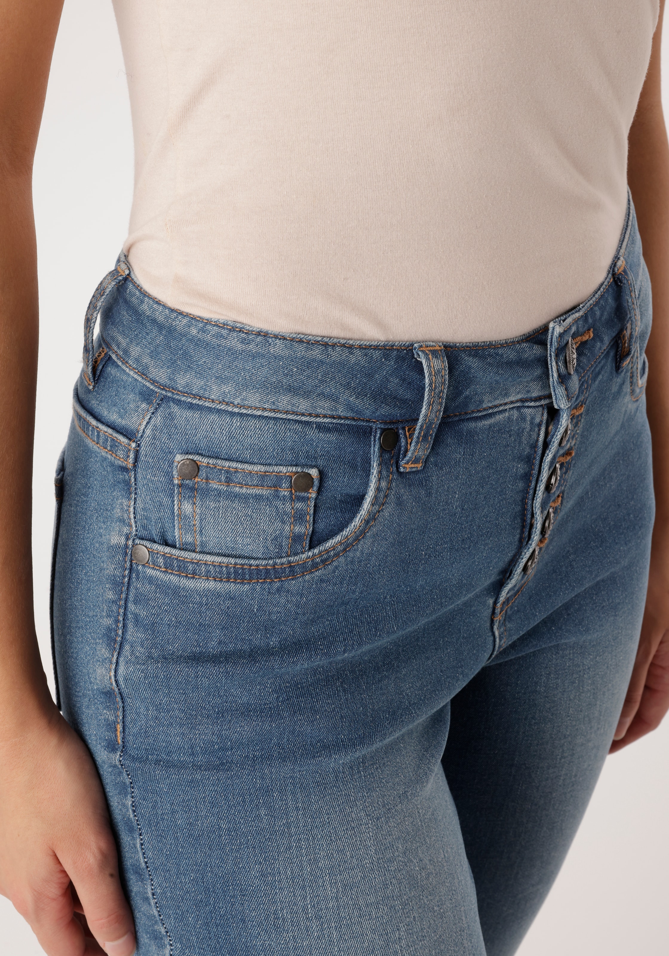 Aniston SELECTED Straight-Jeans sichtbare Knopfleiste und Used-Waschung - NEUE KOLLEKTION
