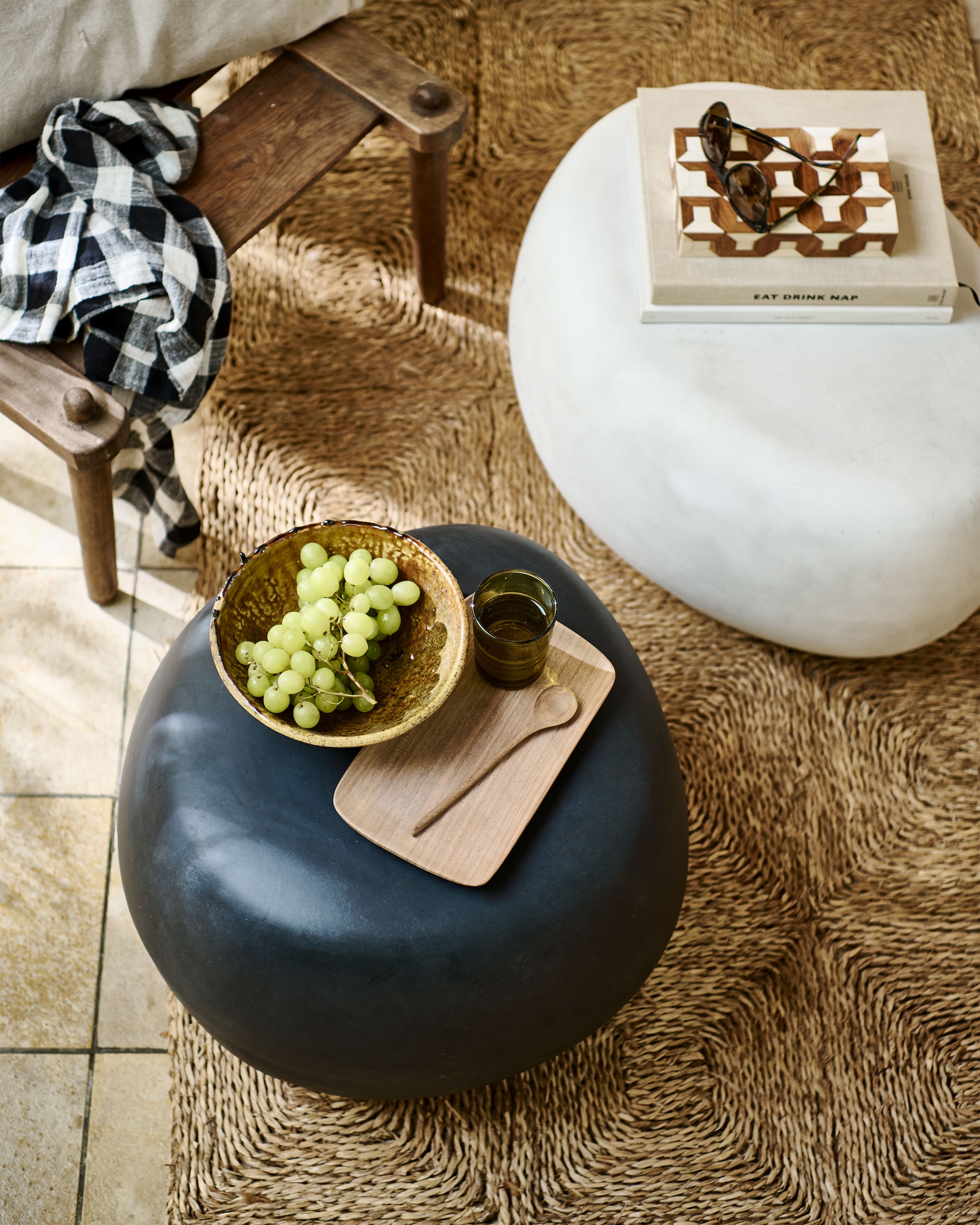 WOOOD Beistelltisch »Pebble Fiberclay in Betonoptik mit organischer Rundung« Tragkraft 90 kg, Glasfaser-Ton-Gemisch, offene Materialstruktur