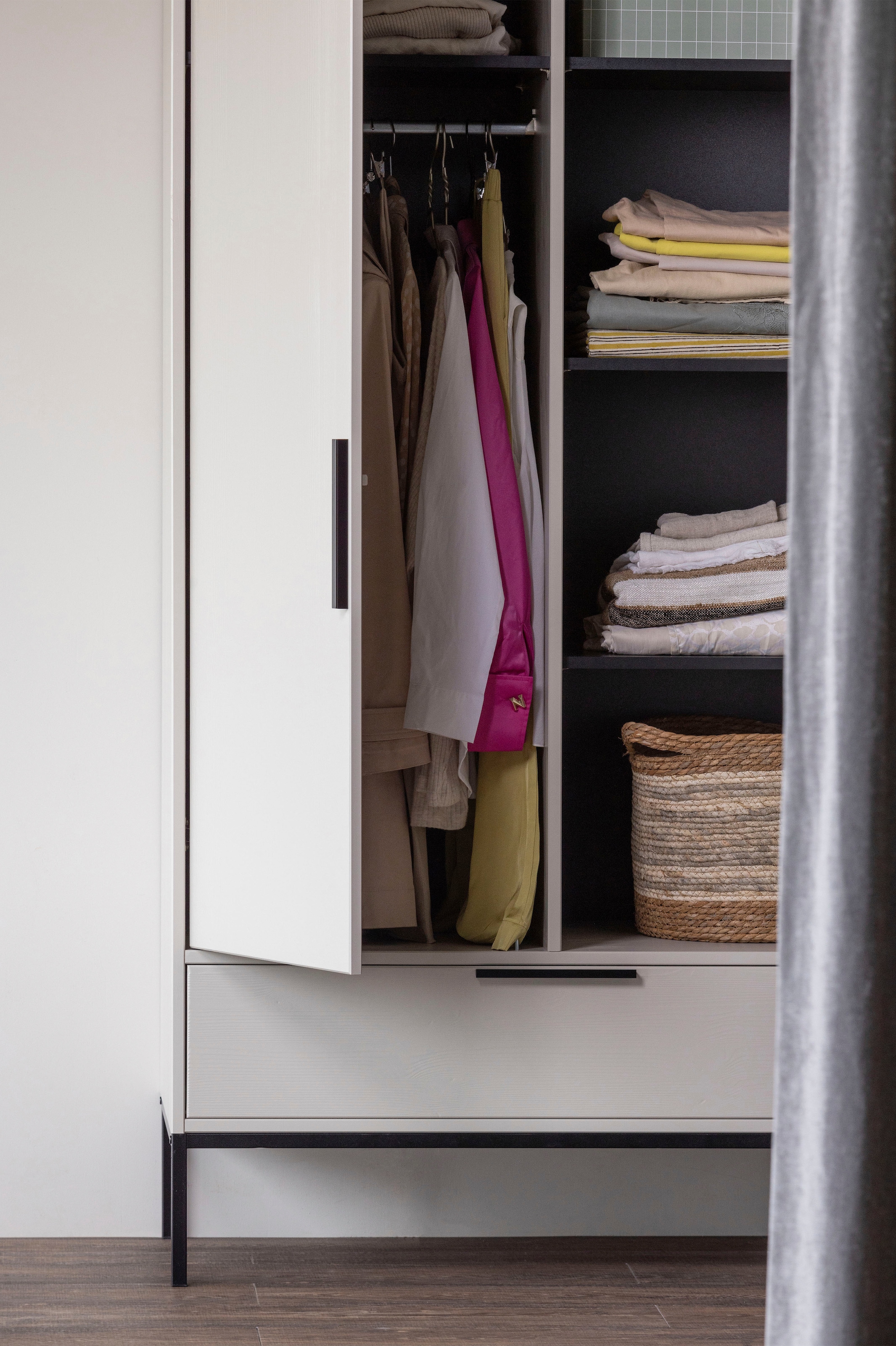 WOOOD Mehrzweckschrank »Adam FSC®-Kiefernholz mit Metallgestell H 200 x B 100 x T 53 cm« Tragkraft 15 kg pro Boden, Kleiderstange 10 kg, Einfach zu montierbar