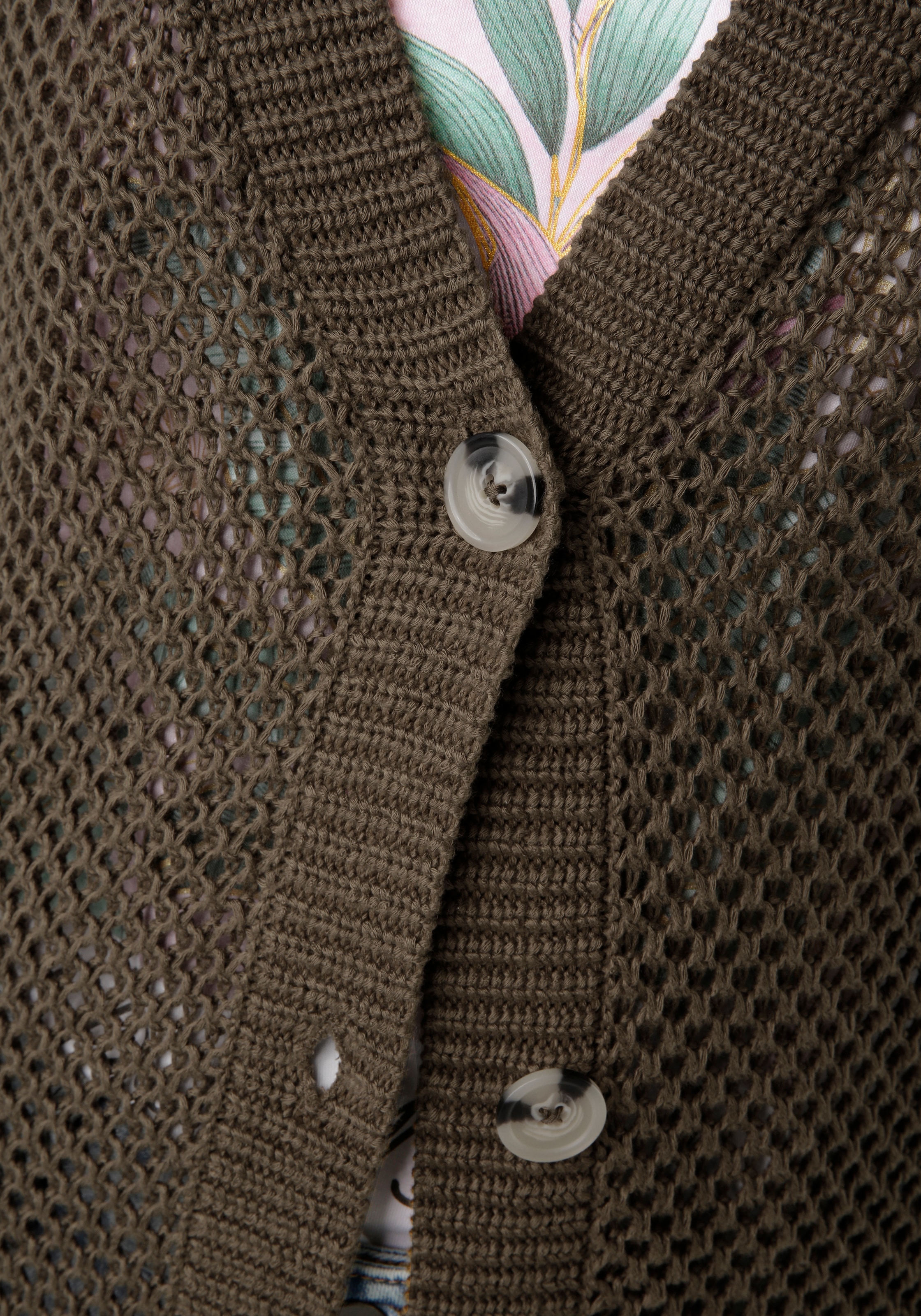 Aniston CASUAL Strickjacke, mit trendigem Lochstrick-Muster