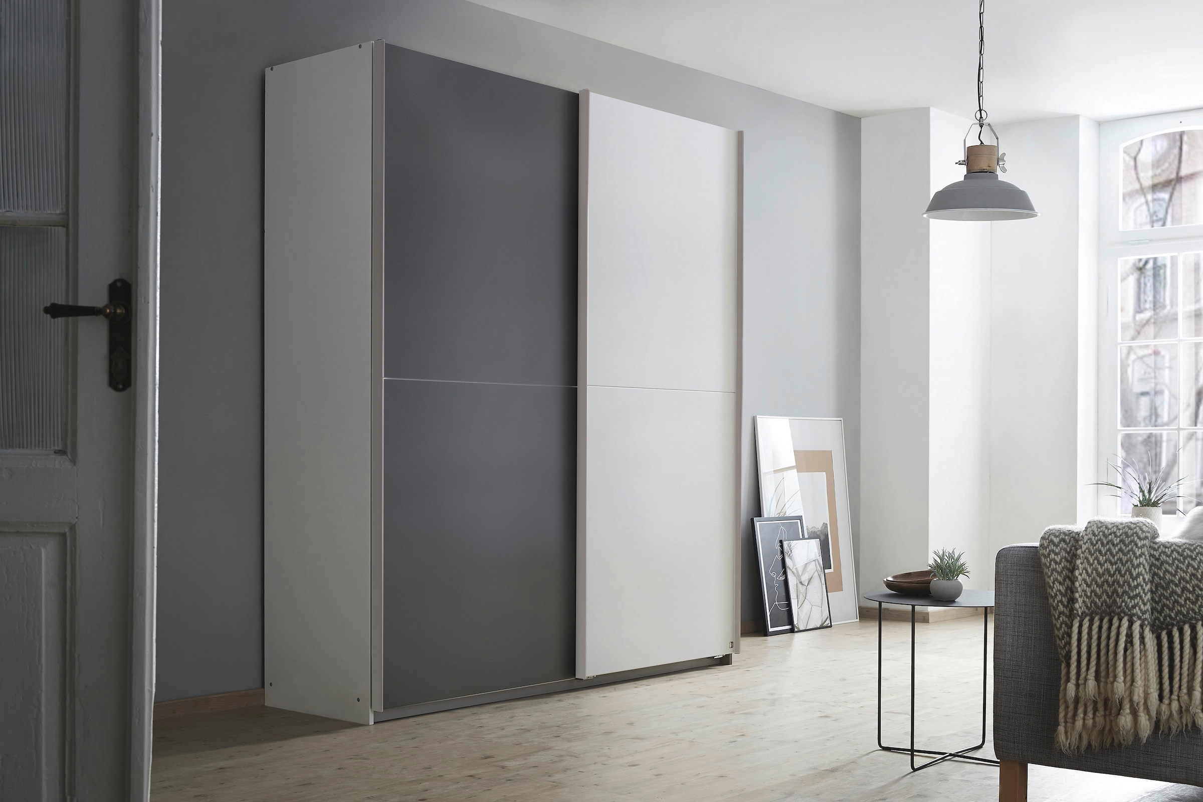 rauch Schwebetürenschrank »Kleiderschrank Schrank Garderobe SATURN mit 3 Ausstattungsvarianten«, 3 verschiedene Ausstattungsvarianten Griffe aus Metall MADE IN GERMANY