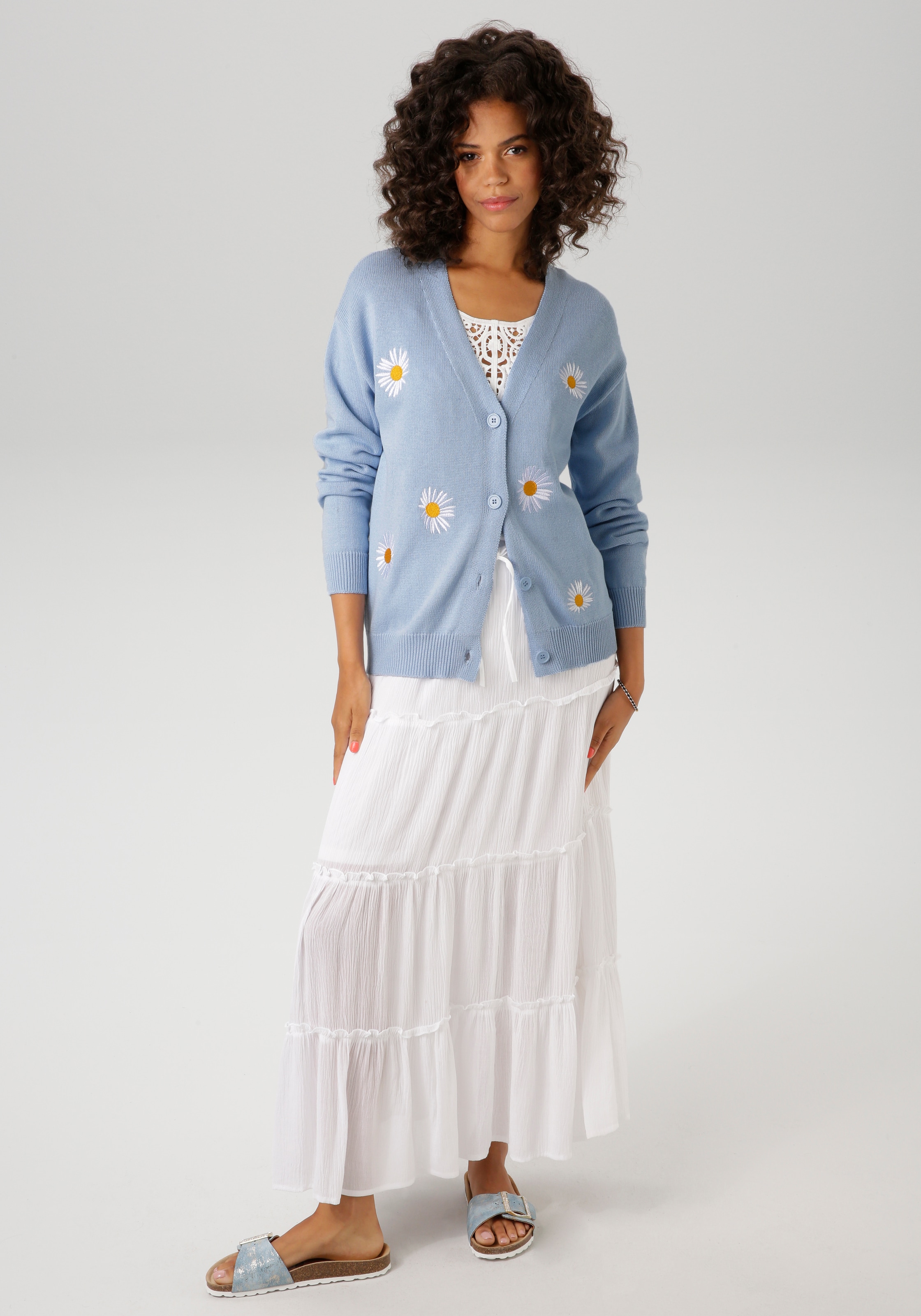 Aniston CASUAL Strickjacke, mit aufgestickten Margeriten verziert