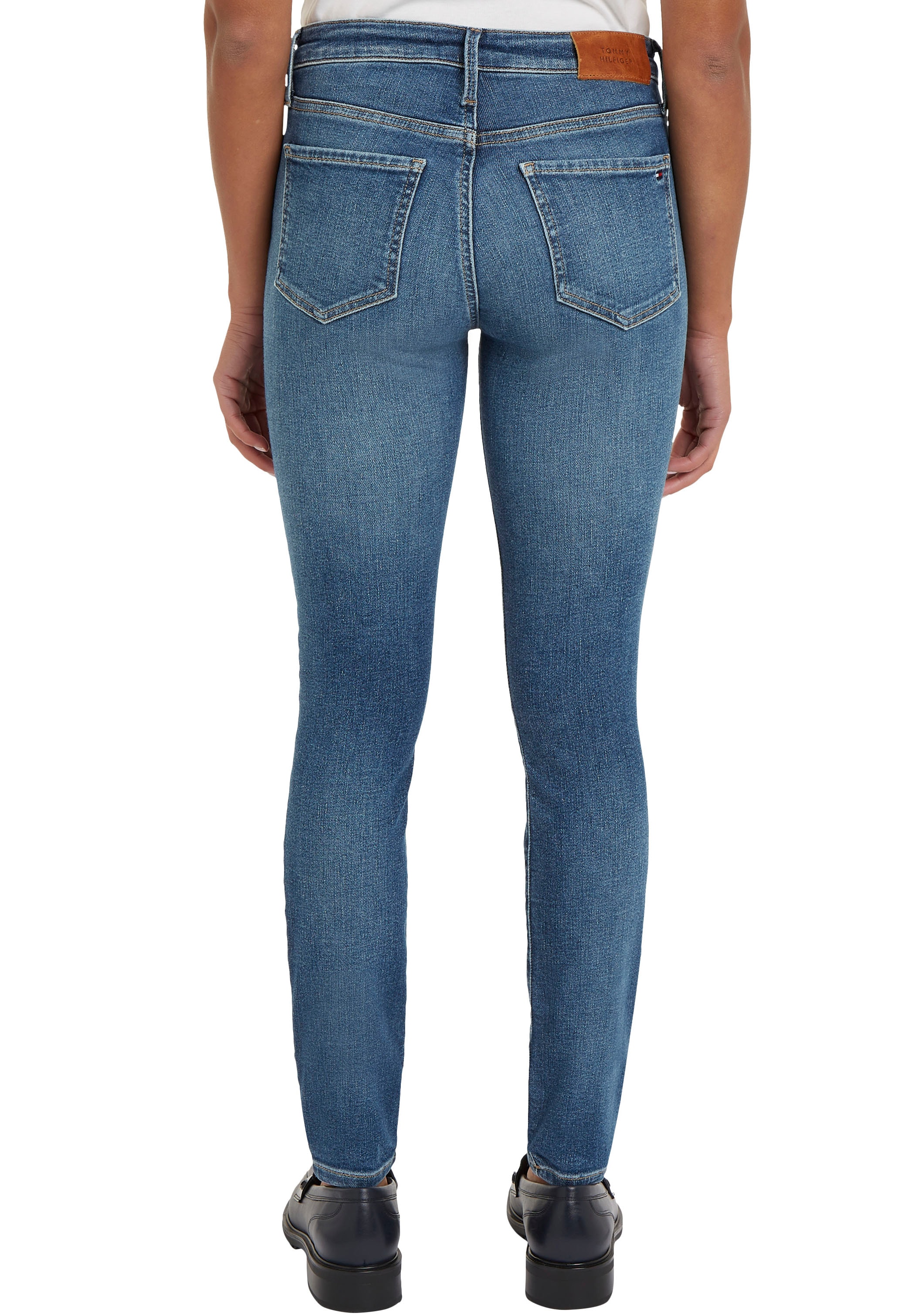 Tommy Hilfiger Skinny-fit-Jeans »COMO SKINNY RW BLACK«, mit Tommy Hilfiger Logo-Badge