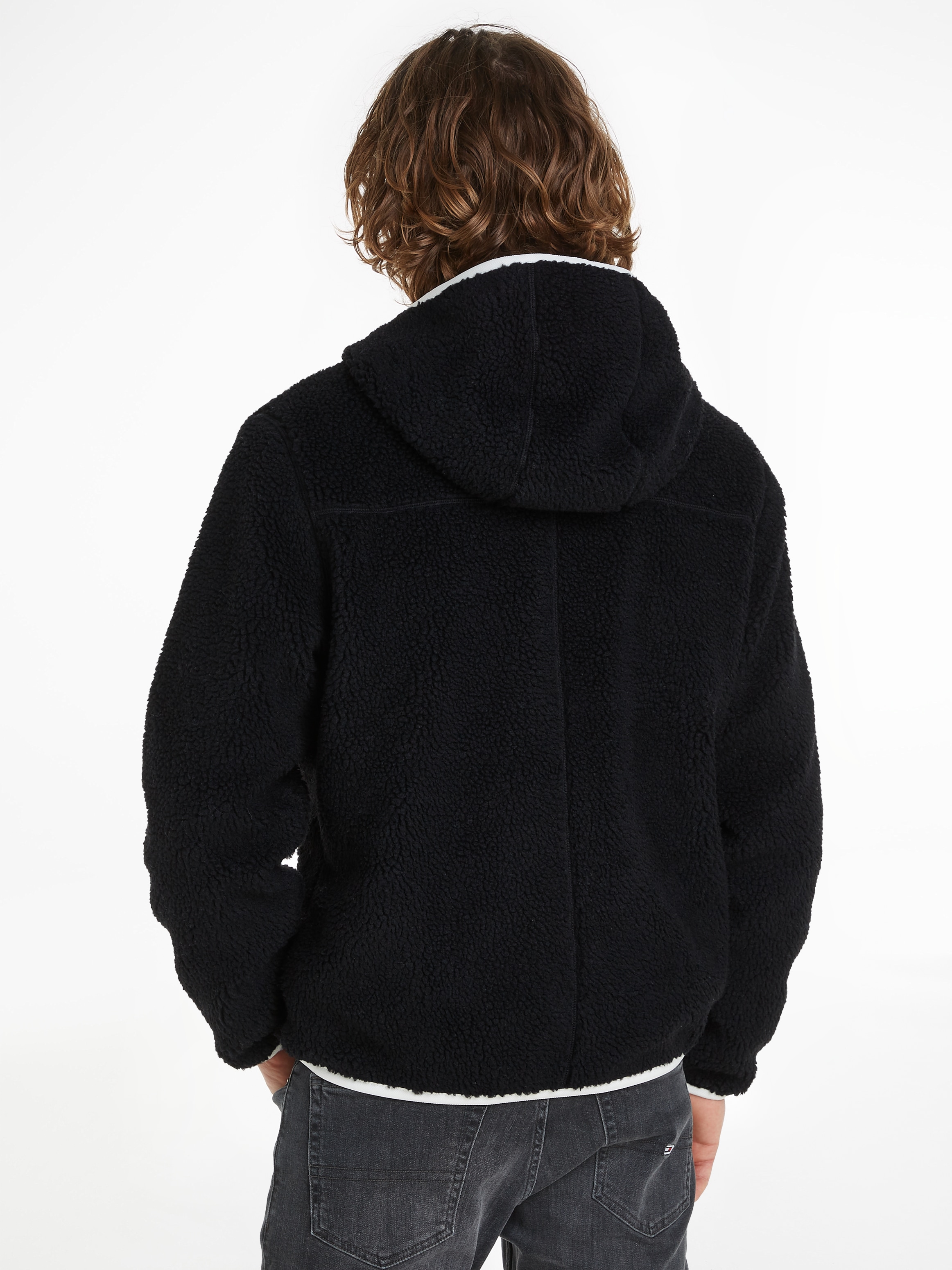 Tommy Jeans Plüschjacke »TJM REG BADGE TEDDY ZIP TRU EXT«, mit Kapuze, mit Logopatch, leicht überschnittene Schultern