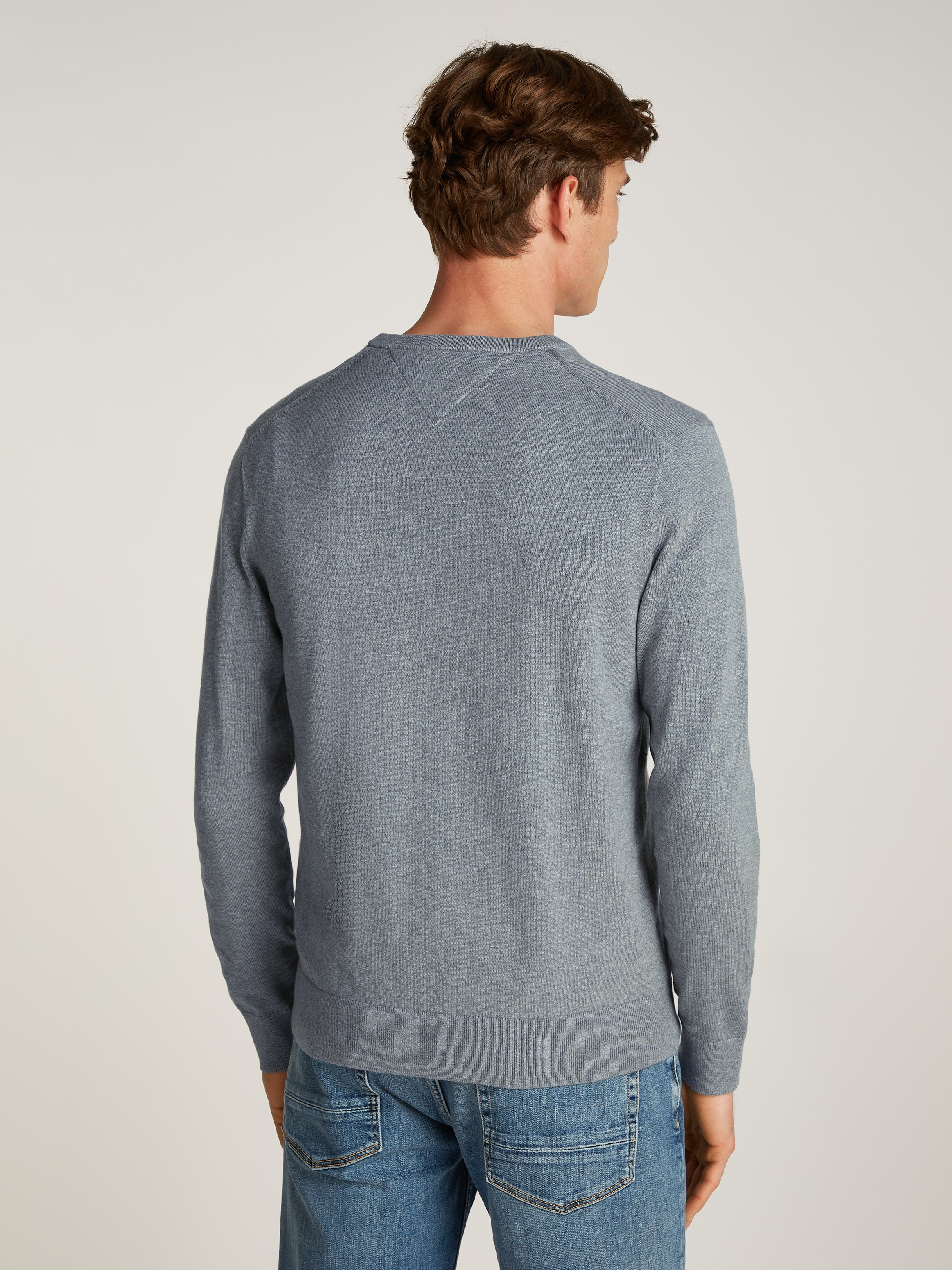 Tommy Hilfiger Strickpullover »ESSENTIAL COTTON V NECK mit V-Ausschnitt und Stickerei« unifarben, casual, regular fit, Baumwolle, V-Ausschnitt