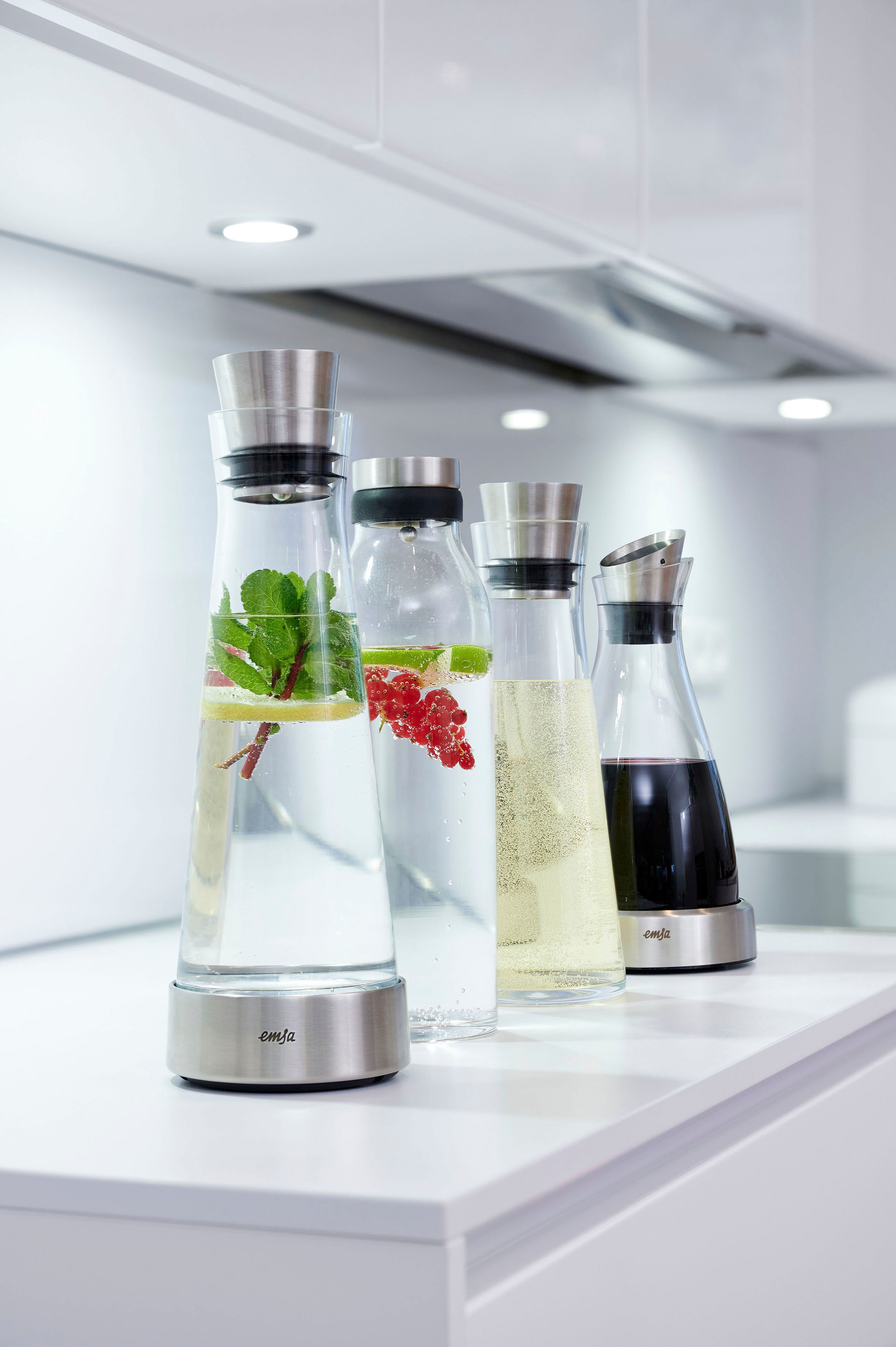 Emsa Karaffe »515675 Flow Slim«, automatische Verschlusskappe, Ausgießer, mundgeblasenes Glas, 1 L