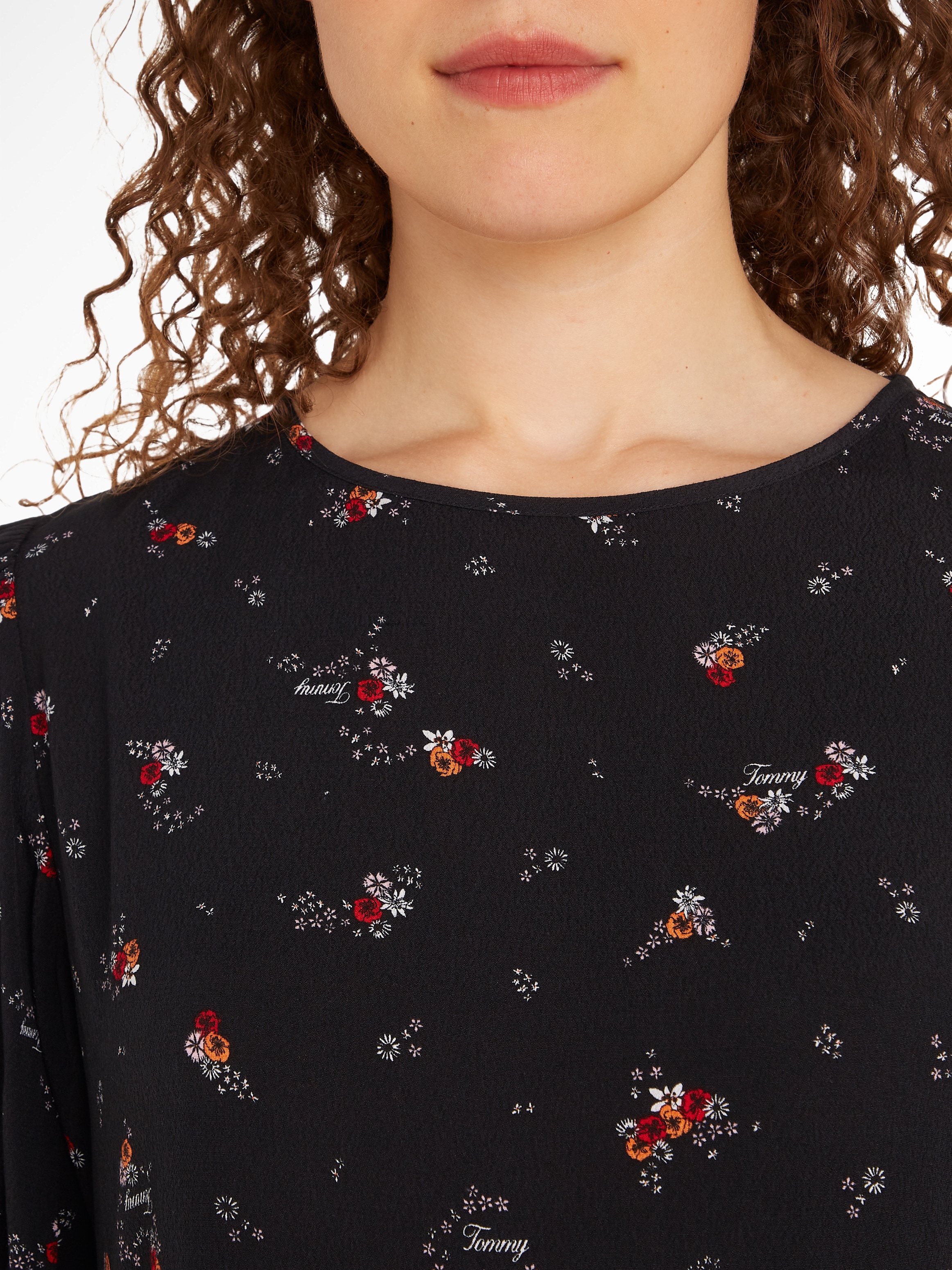 Tommy Jeans Blusenkleid »TJW BLACK FLORAL TIERD DRESS EXT«, mit Blumenprint