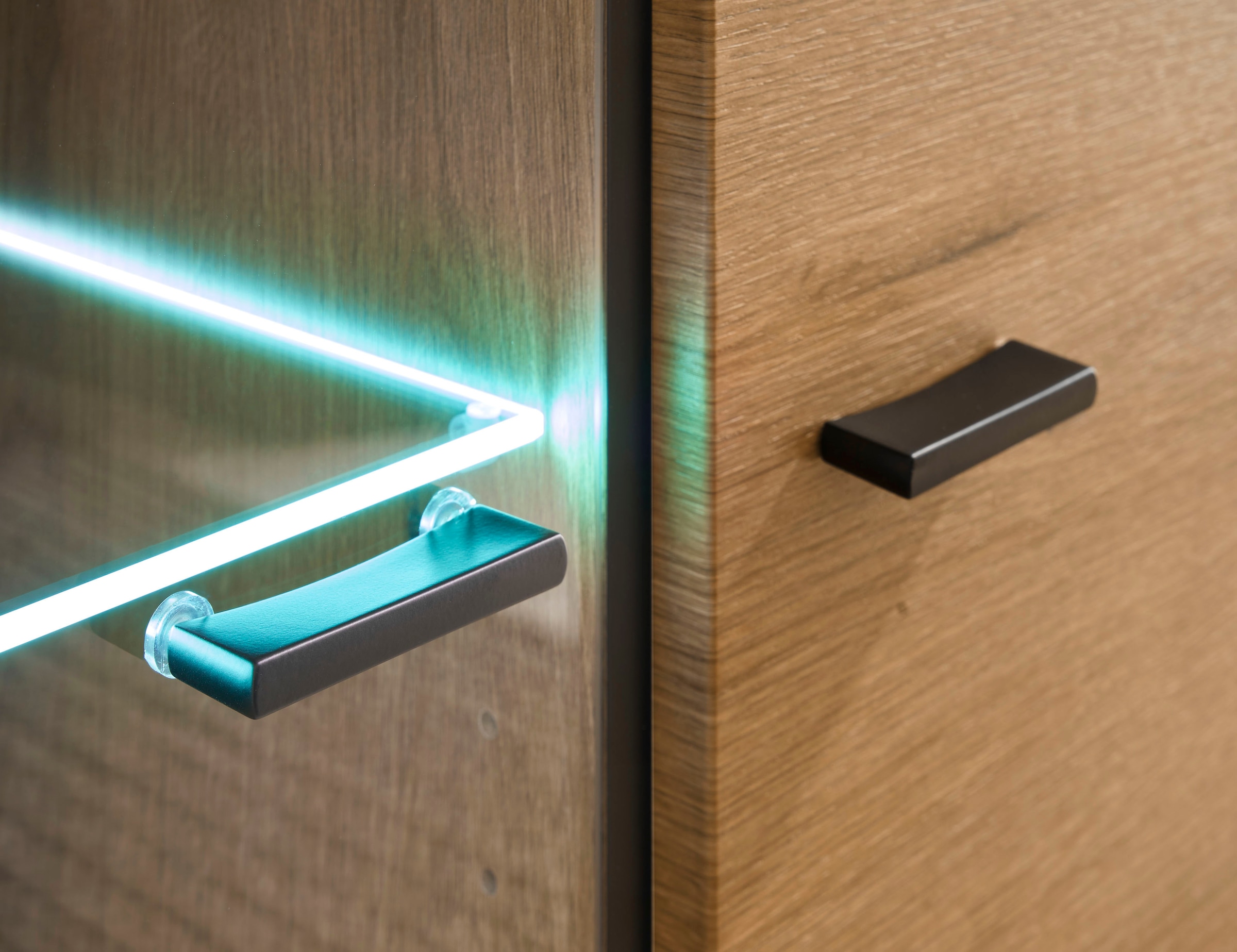 Home affaire Vitrine »Soleto, Vitrinenschrank in Evoke Eiche, moderne Glasvitrine« ausreichend Stauraum, schwarze Griffe aus Metall, zeitlos