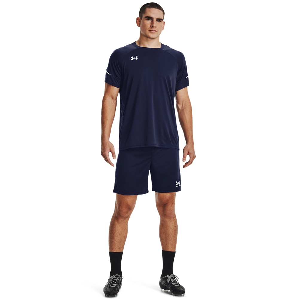 Under Armour® Shorts »UA M CHALLENGER CORE SHORT«  sportlicher Stil, für vielseitige Aktivitäten, leichtes Material