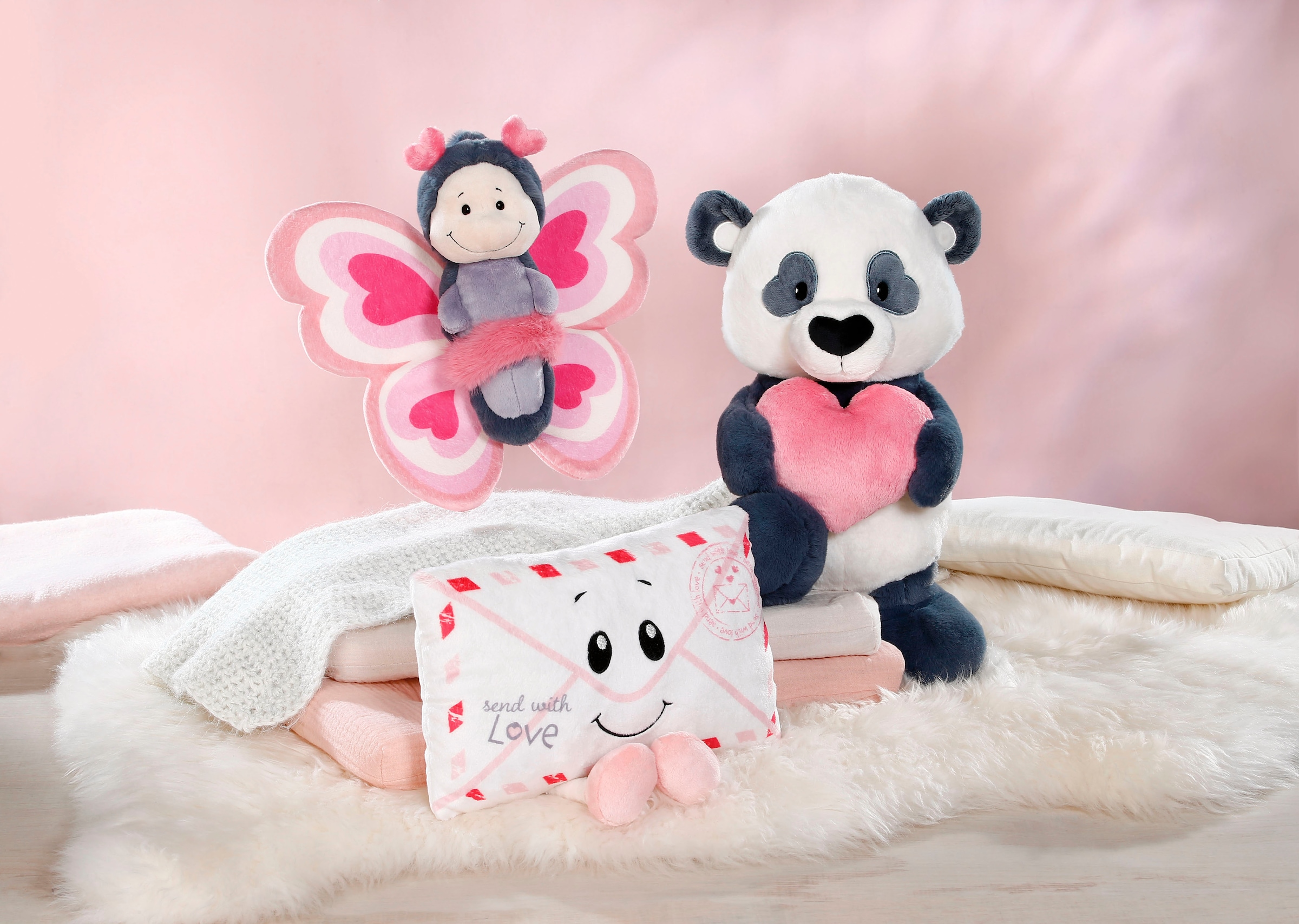 Nici Kuscheltier »Love , Panda mit Herz, 25 cm schlenkernd« enthält recyceltes Material