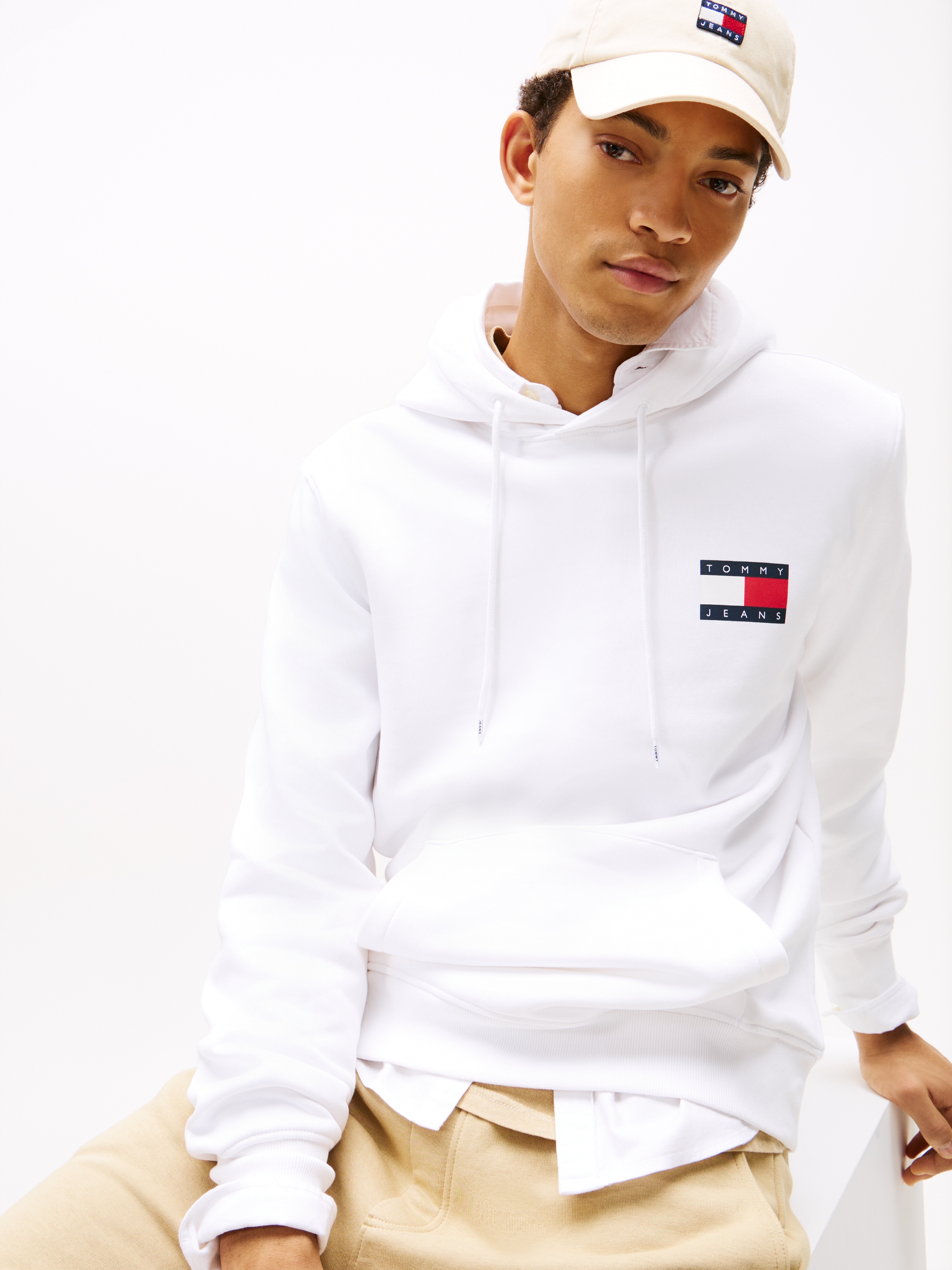 Tommy Jeans Sweatshirt »TJM REG ESSENTIAL FLAG HOOD EXT«, mit bedruckten Markenlogo auf Brusthöhe
