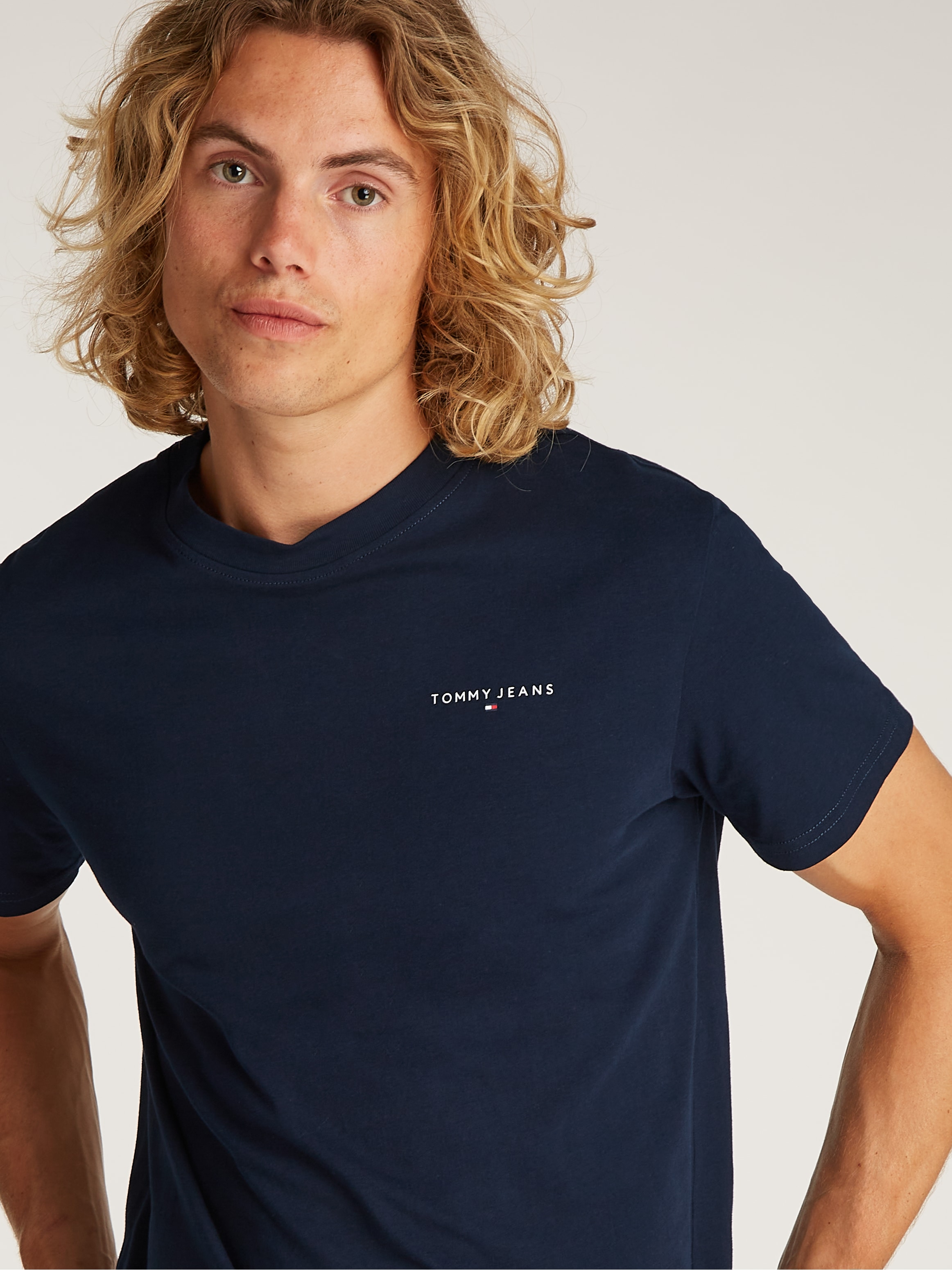 Tommy Jeans Plus Rundhalsshirt »TJM SLIM LINEAR CHEST SS TEE EXT«, in Großen Größen, Logodruck