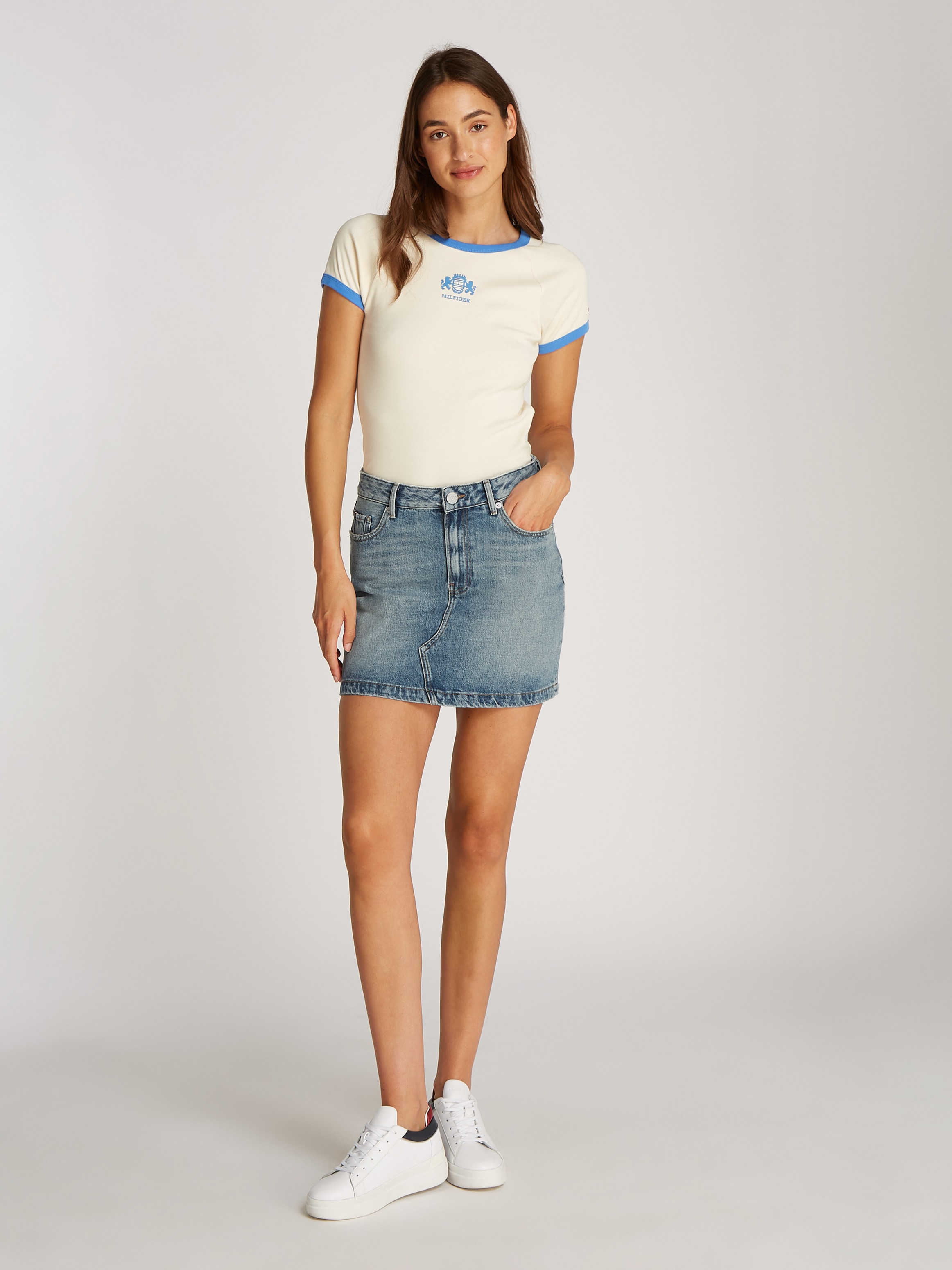 Tommy Hilfiger Jeansrock »DNM MINI SKIRT HW«, in heller Waschung, mit Logo-Badge, Stickerei