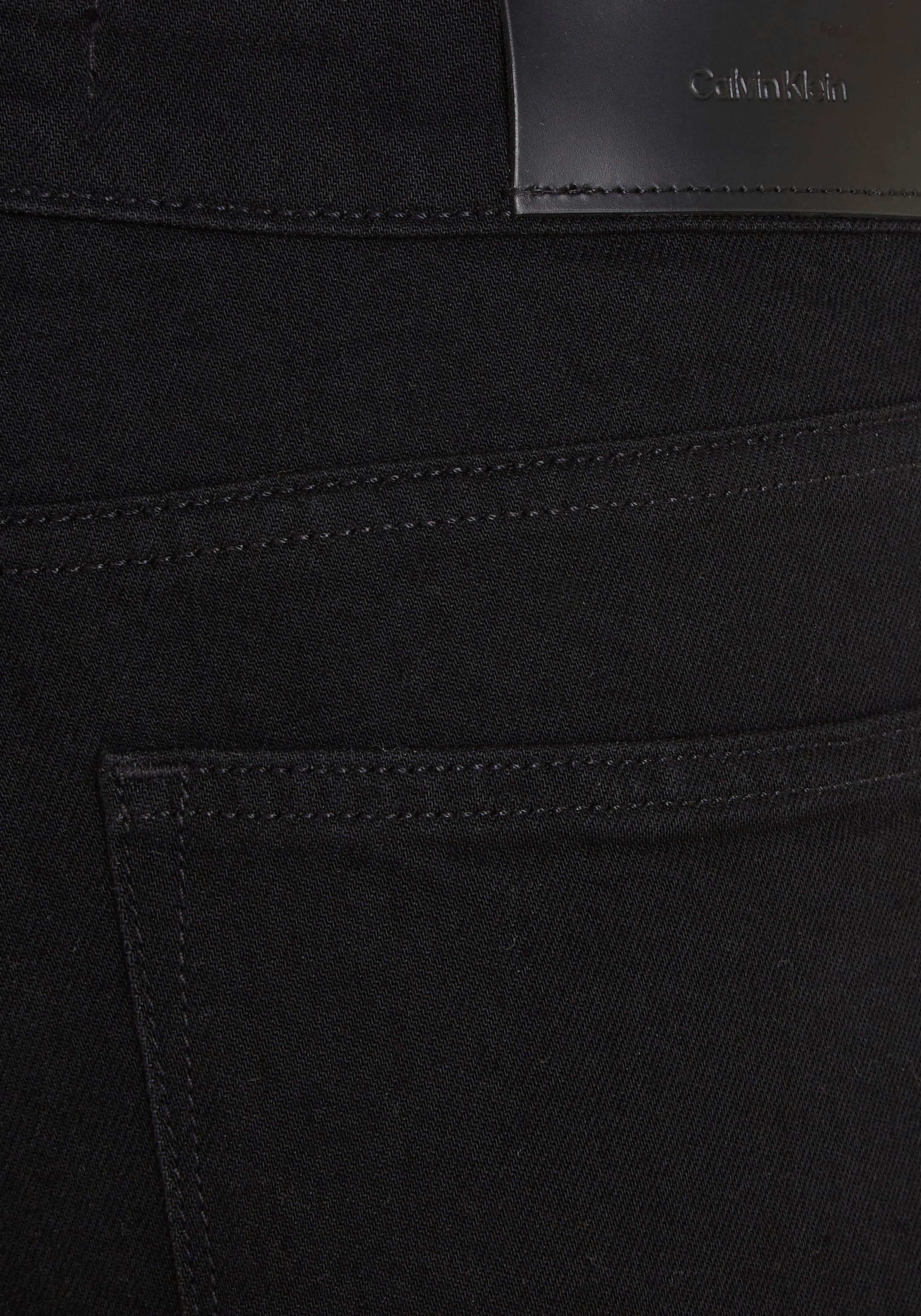 Calvin Klein Slim-fit-Jeans »MR SLIM - SOFT BLACK«, mit Leder-Brandlabel am hinteren Bundabschluss