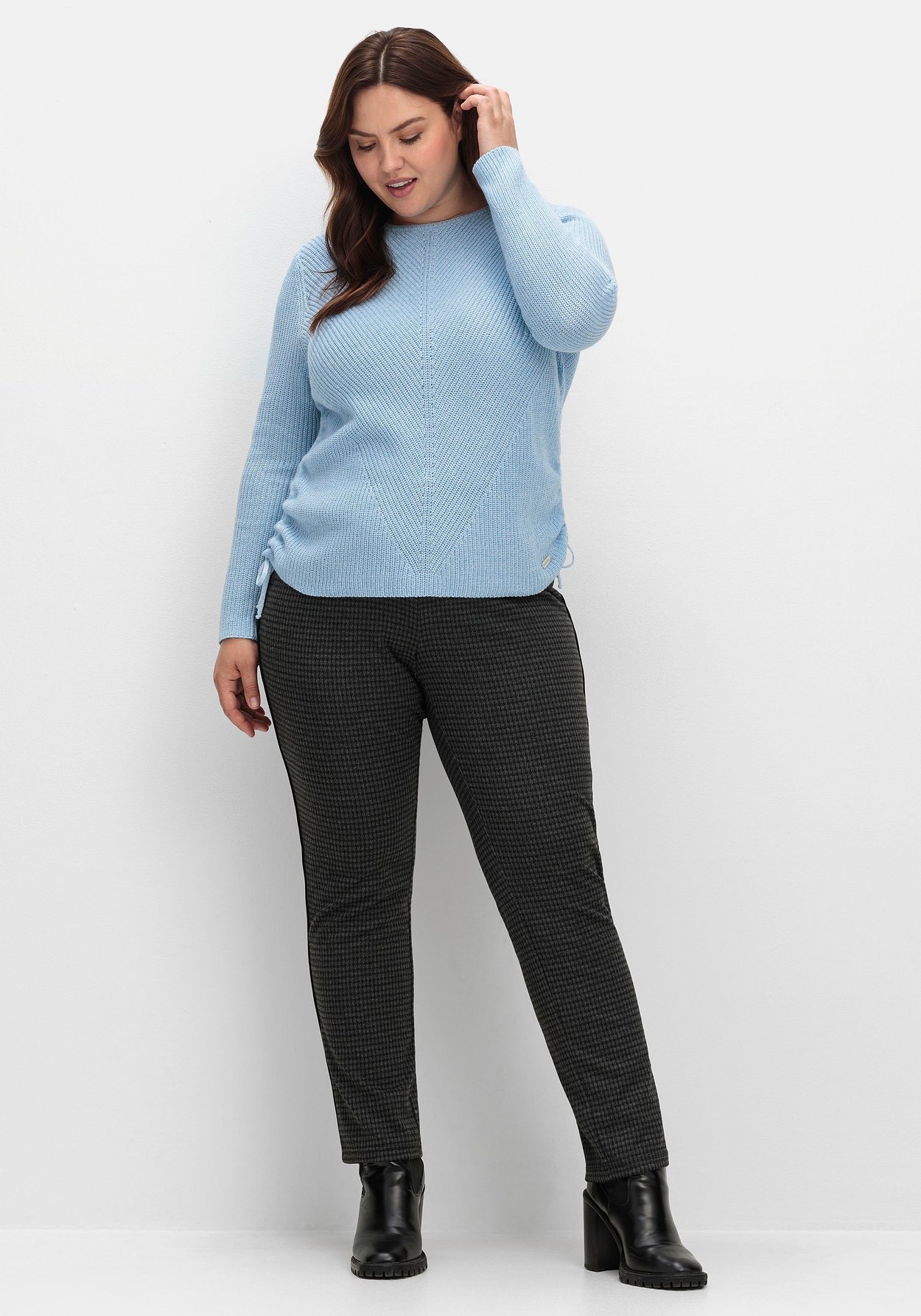 Sheego Rundhalspullover »Strickpullover mit Rippmuster und Raffung seitlich«