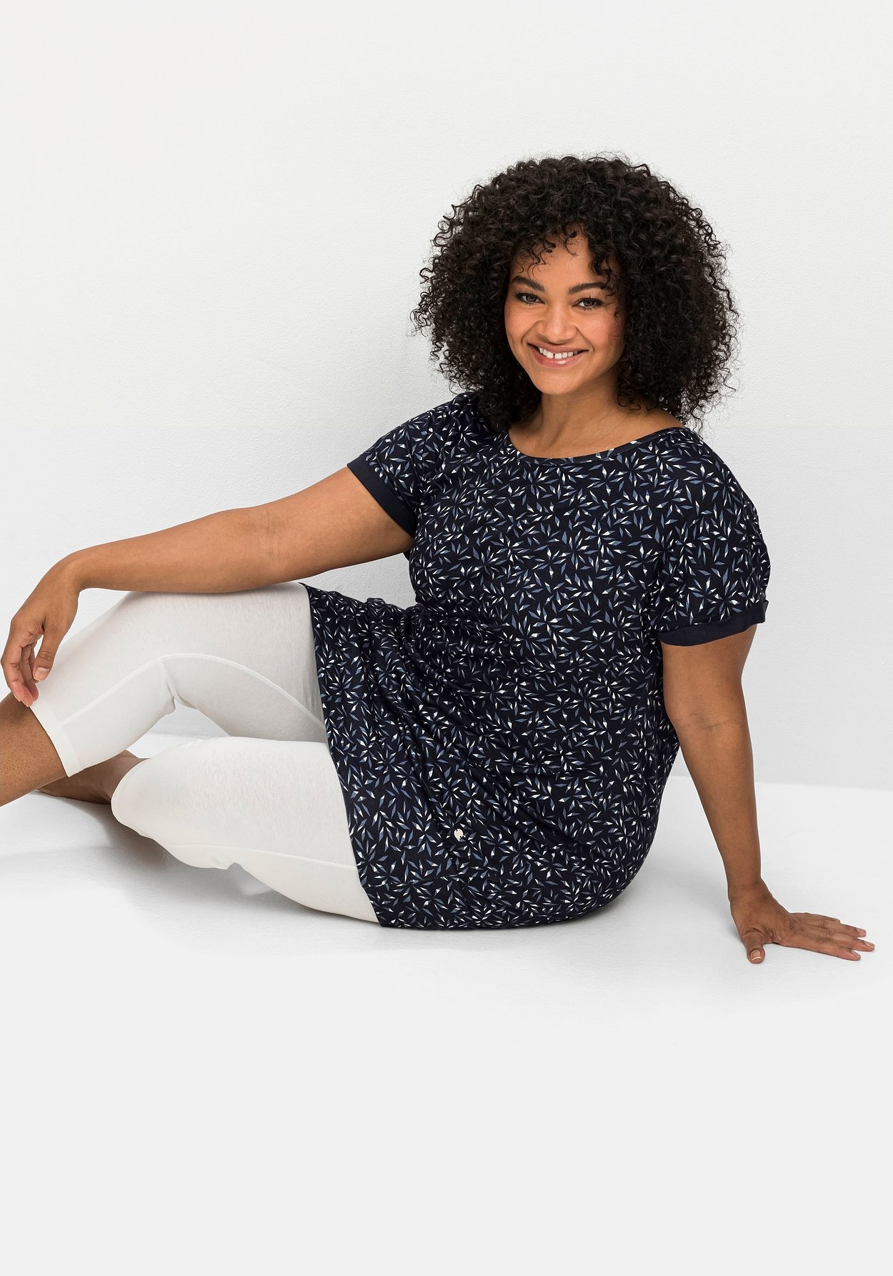 Sheego Shirtkleid »Relax-Shirtkleid mit Alloverdruck und breitem Saum«
