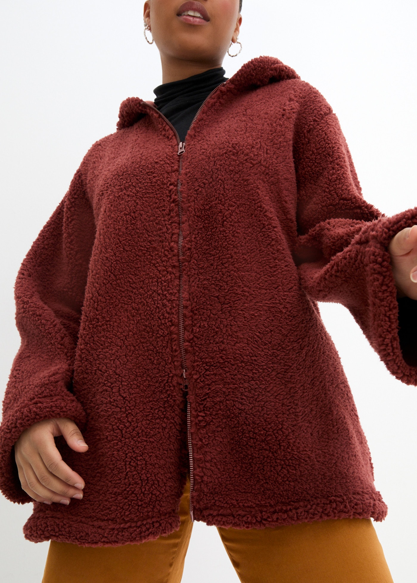 bonprix Fleecejacke mit Kapuze aus kuscheligem Teddymaterial, mit Stehkragen und Kapuze, in A-Linie